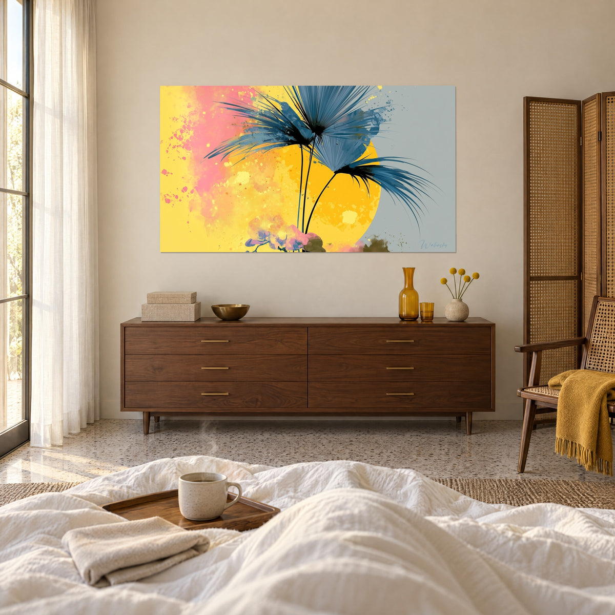 Tableau frondes bleu acier sur disque solaire jaune vif, nuages rose corail et gris clair, accroché au-dessus d'un lit dans une chambre claire