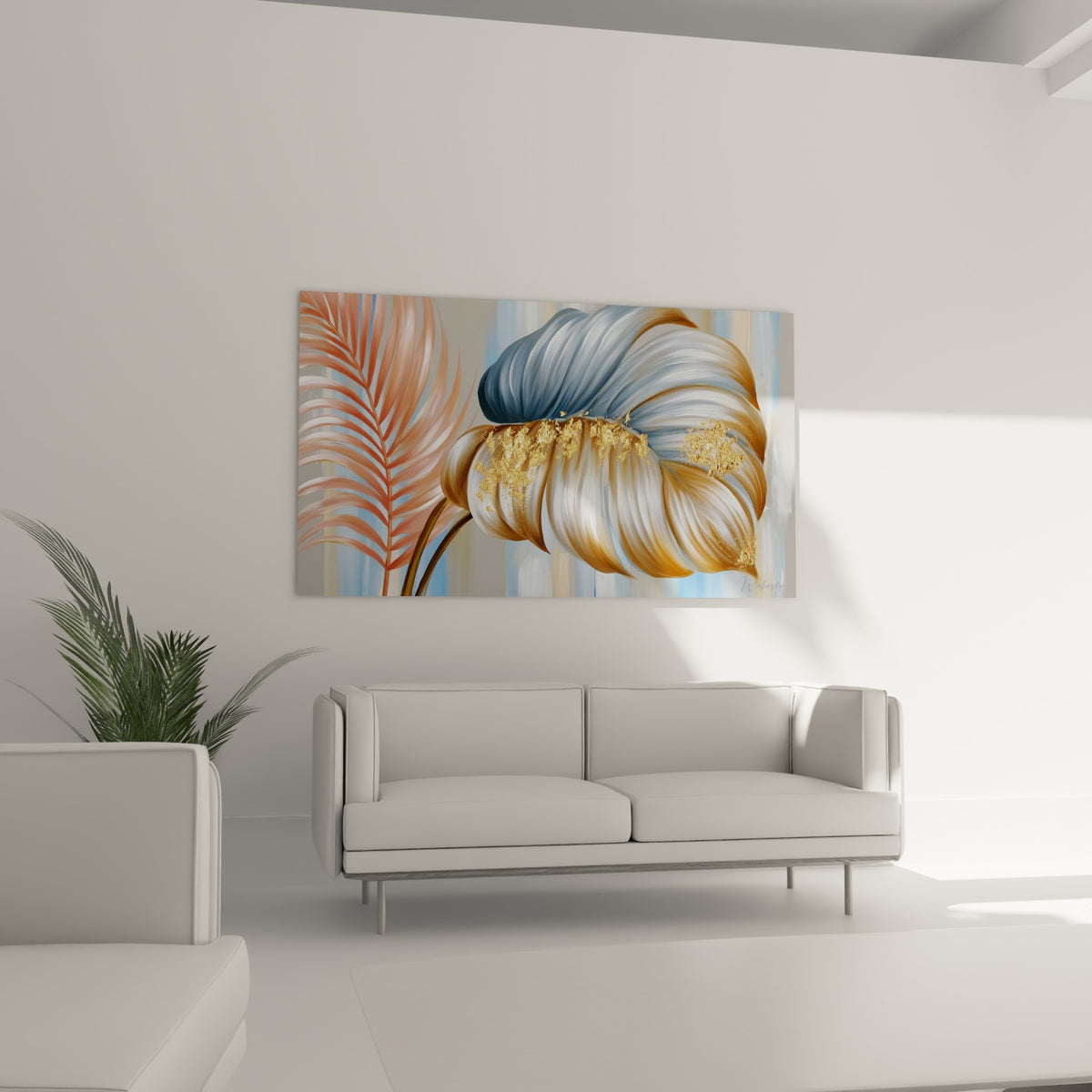 Feuille tropicale ocre et bleu ciel aux reflets métalliques, disposée au-dessus d'un canapé dans un salon lumineux