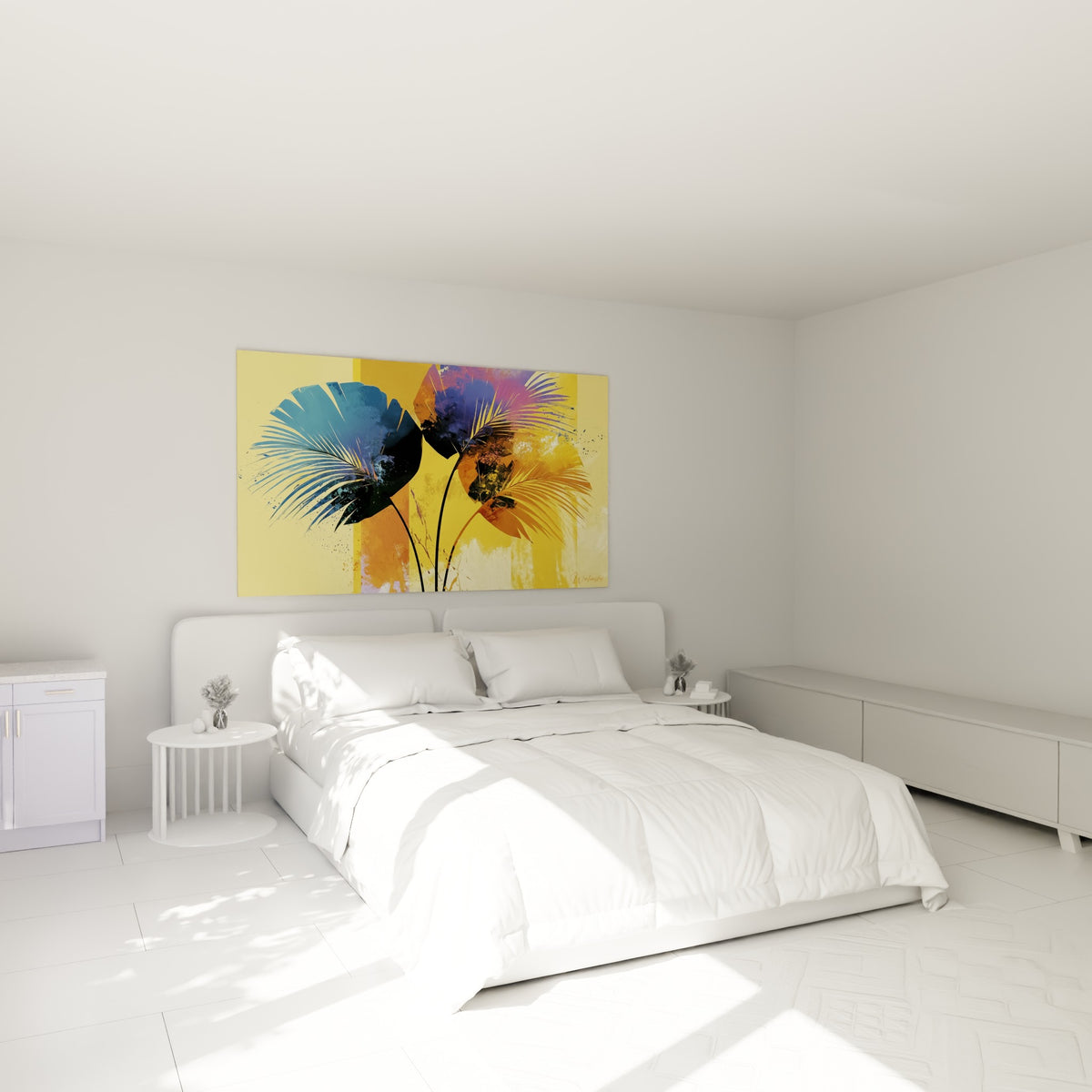 Palmes violettes et bleu marine déployées au-dessus d'un lit dans une chambre claire et épurée