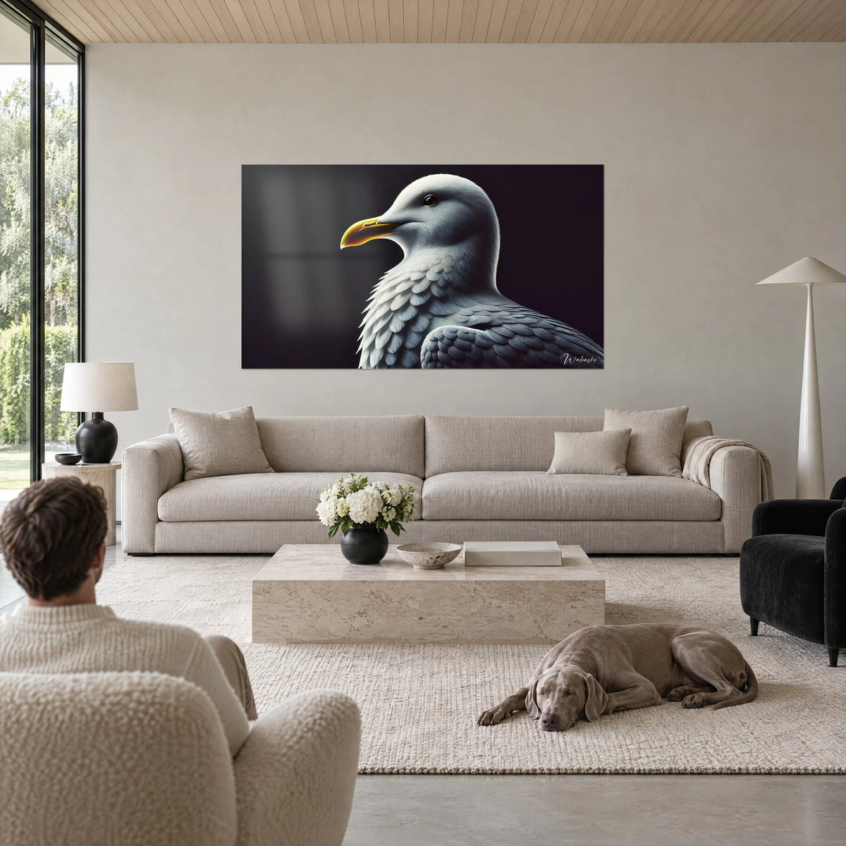 Schilderij meeuw in profiel met felgele snavel en parelgrijs verenkleed op zwarte achtergrond, boven een bank in een lichte woonkamer
