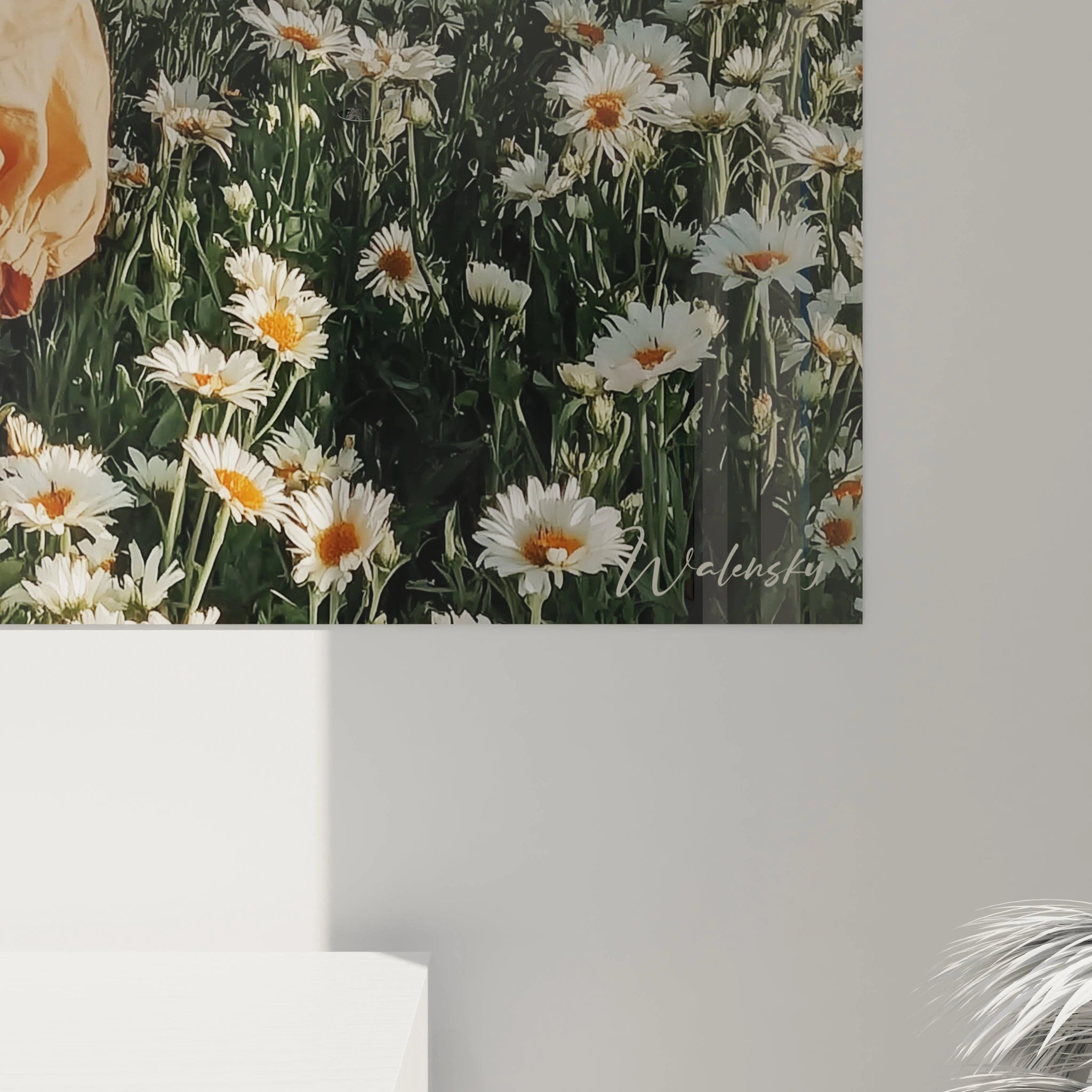tableau fillette fleurs Walensky montrant marguerites blanches dans un décor mural moderne lumineux