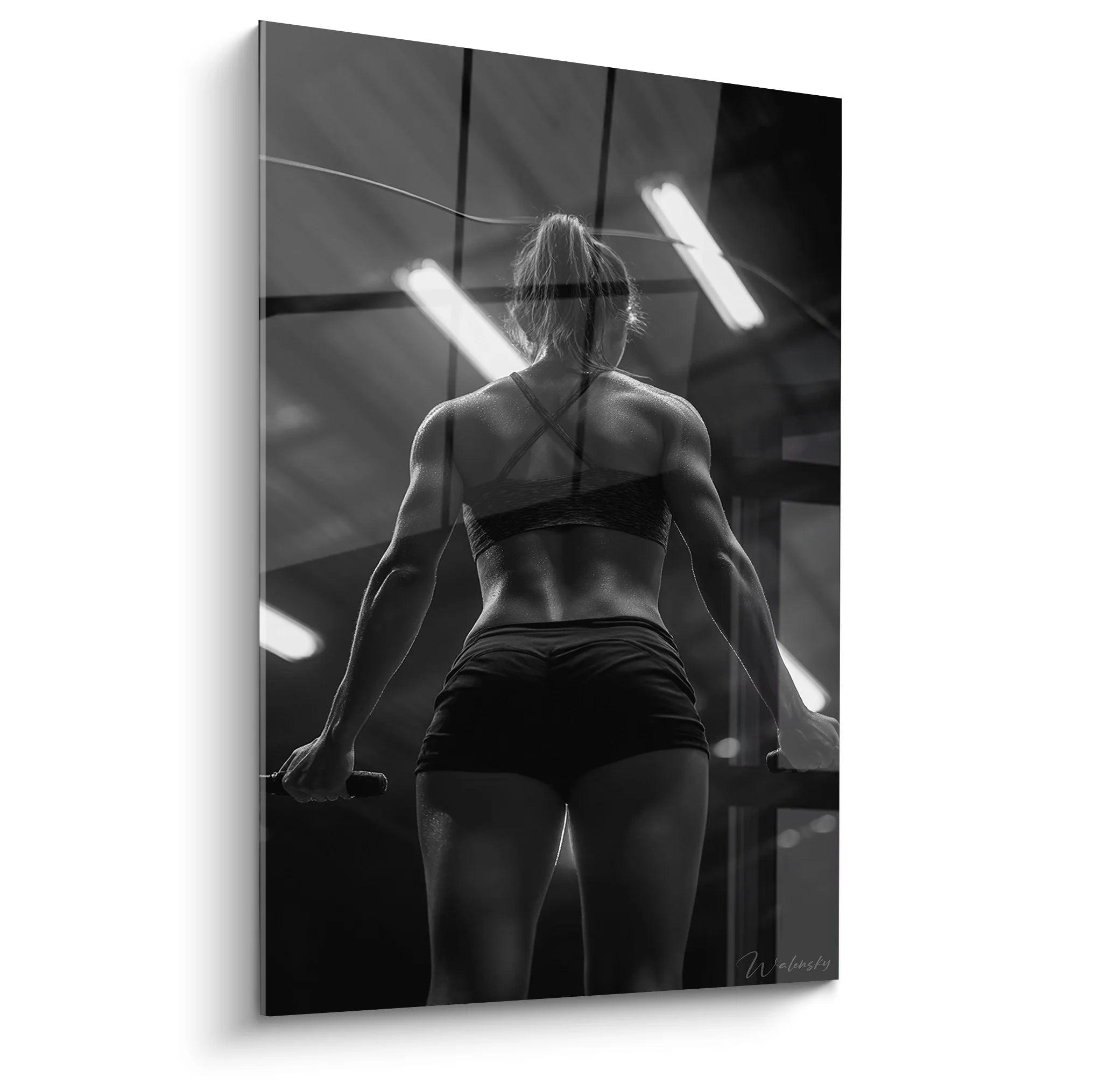 Tableau fitness femme noir et blanc montrant athlète musclée de dos en salle de sport