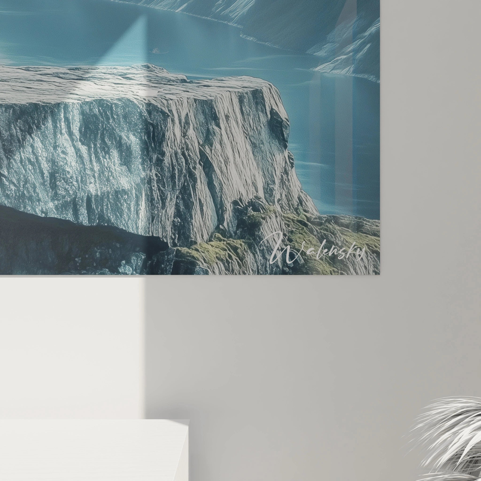 Un tableau paysage montrant un panorama naturel avec une falaise rocheuse en avant-plan et un fjord calme en contrebas. Les textures de la pierre et de l’eau se distinguent dans une palette de bleu, gris et blanc.