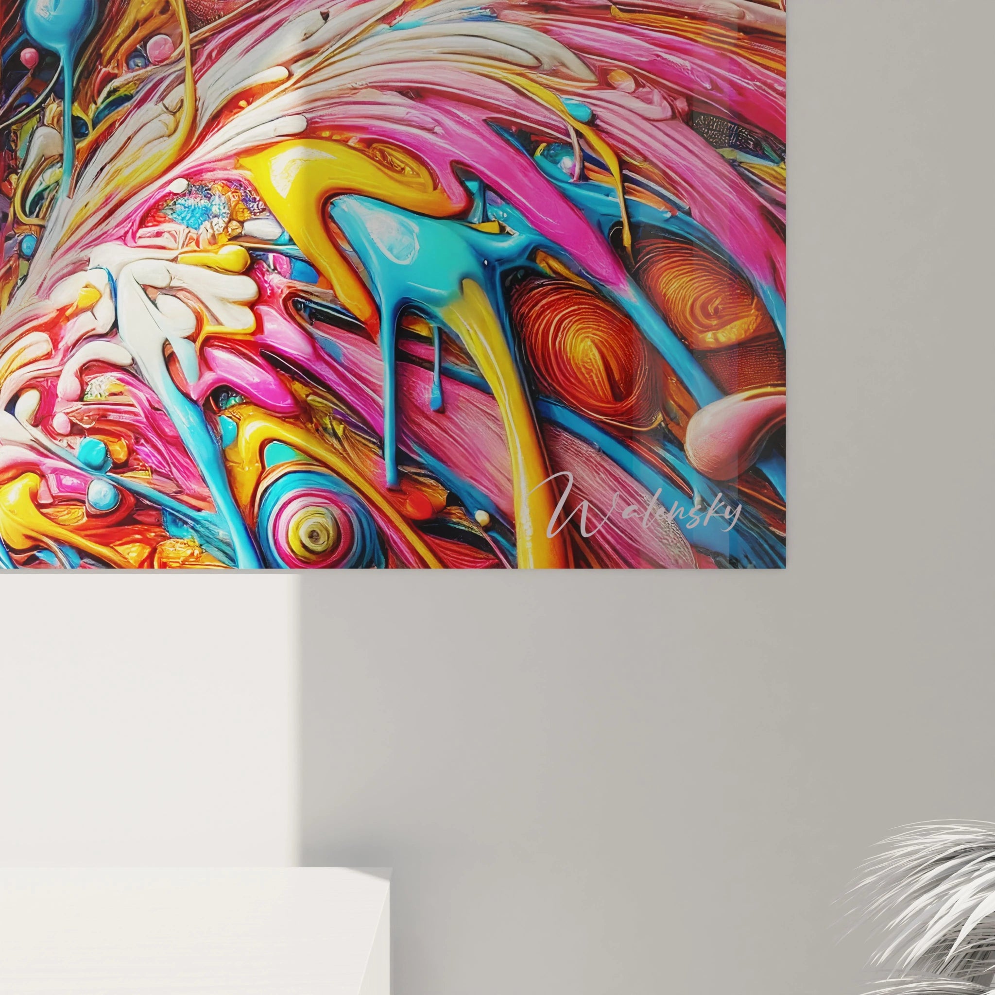 "Vue rapprochée du tableau flamant rose vibrant. Détails des teintes de rose, bleu, jaune et des éclaboussures multicolores entourant le flamant dans un univers psychédélique."