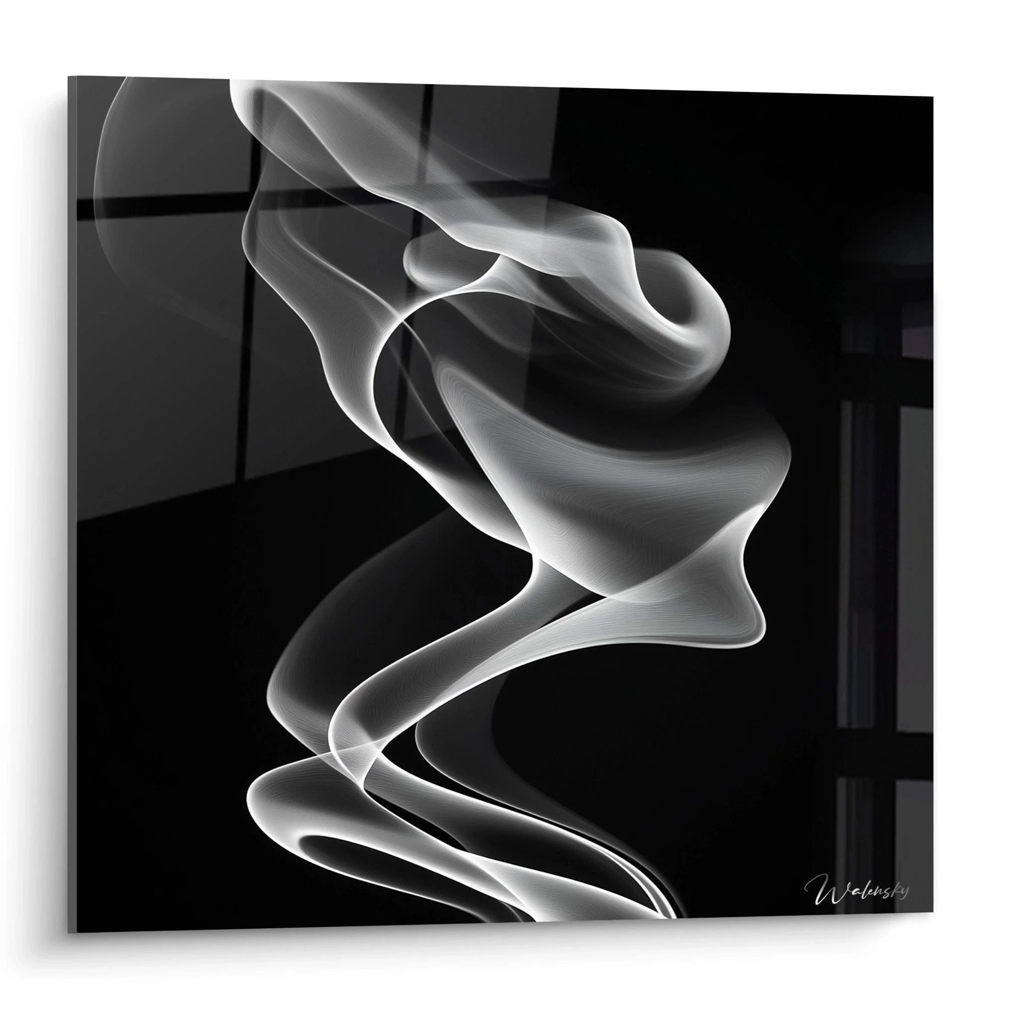 Un tableau fumée abstraite présentant des lignes blanches ondulantes et vaporeuses sur fond noir profond. Les formes fluides créent un mouvement sinueux continu avec une texture fine et délicate, évoquant des volutes éthérées en suspension.