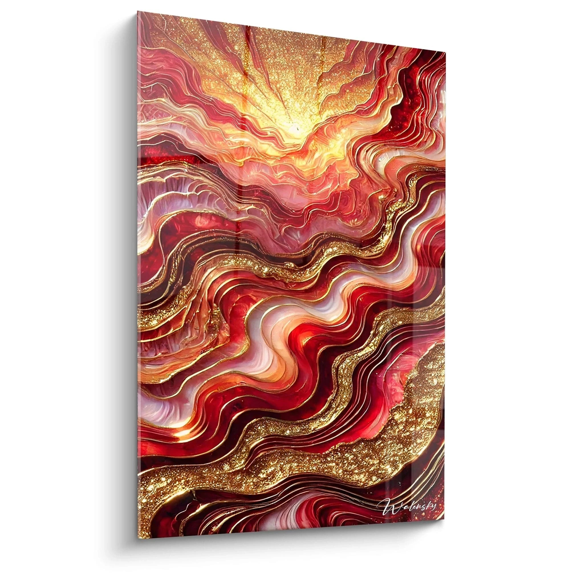 Vue du tableau style epoxy de biais, avec des ondulations dorées et des teintes rouges vibrantes, créant une profondeur unique. Le mouvement de la lumière semble s’étendre à l’infini.