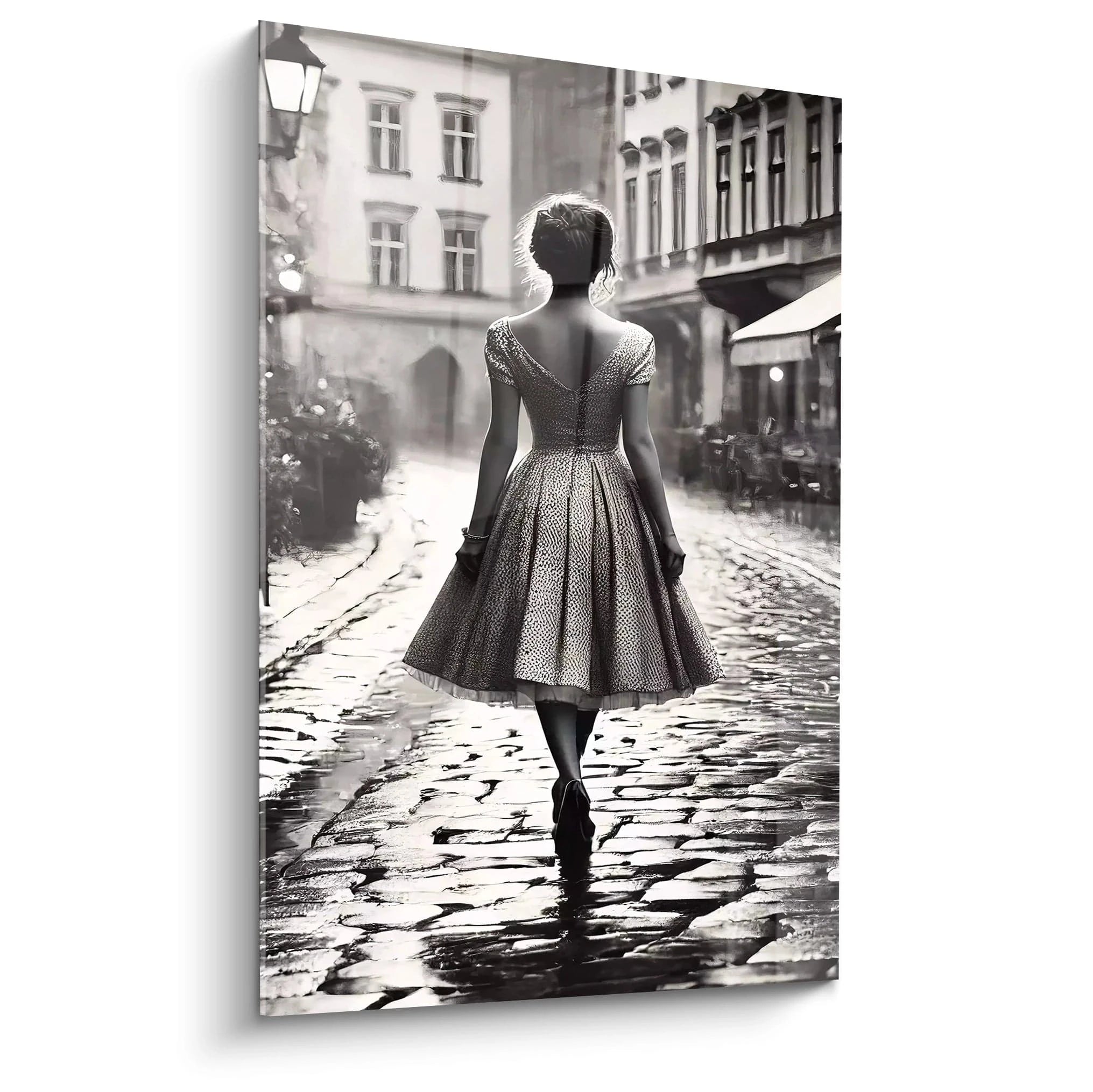 tableau noir et blanc vu de biais profondeur pavés mouillés reflets subtils élégance intemporelle ambiance nostalgique femme au dos tourné solitude douce lumière tamisée.