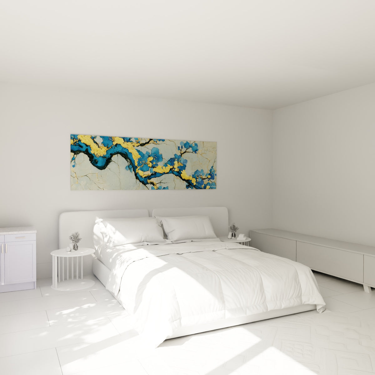 Fleurs bleu marine et dorées ornant une branche sinueuse, tableau fleur abstrait au-dessus d'un lit dans une chambre claire