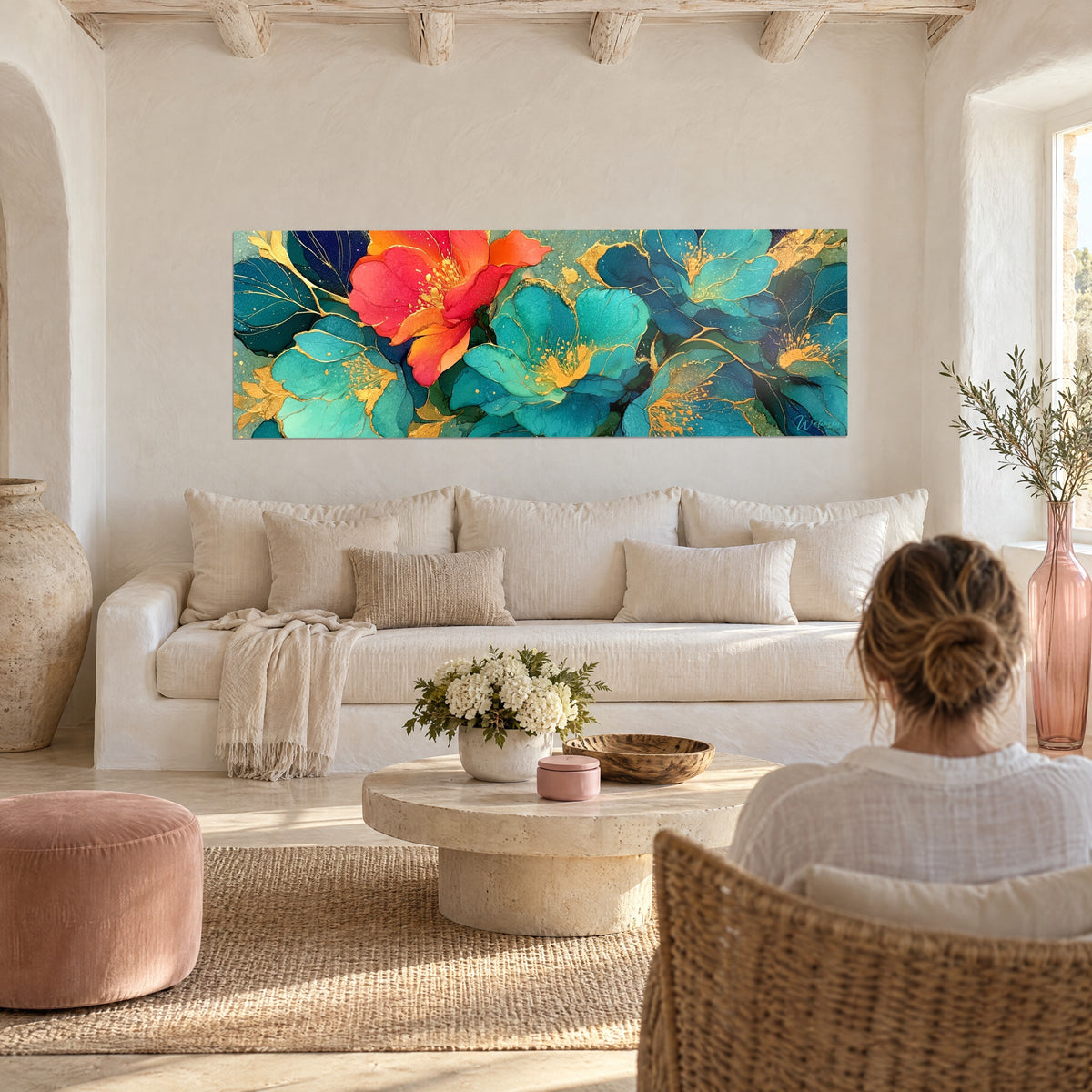 Gemälde große türkisfarbene und korallenrote Blüten mit goldenen Adern, Panoramaformat, über einem Sofa in einem hellen Wohnzimmer