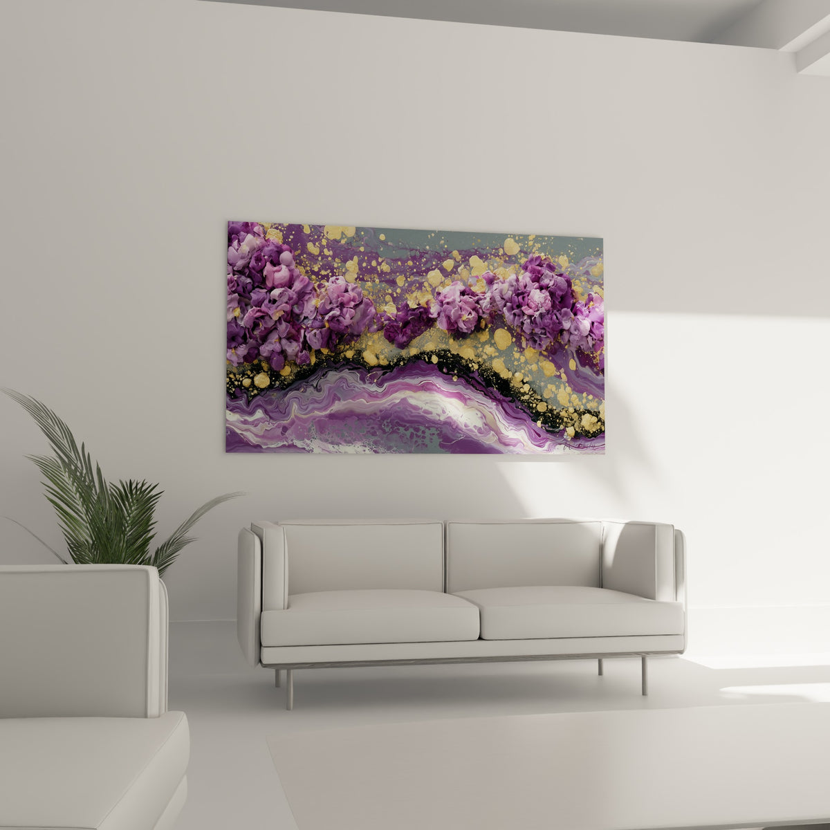 Coulées marbrées violettes et blanches accrochées au-dessus d'un canapé dans un salon lumineux