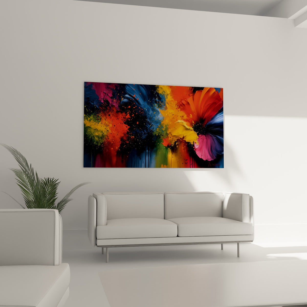 Explosion florale rouge et bleu marine aux coulures noires, au-dessus d'un canapé dans un salon lumineux