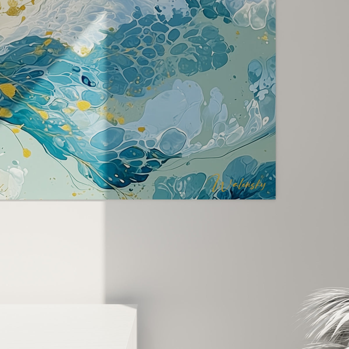 Détail des coulures dorées et du grain bleu marine de cette fleur abstraite peinte en technique fluide