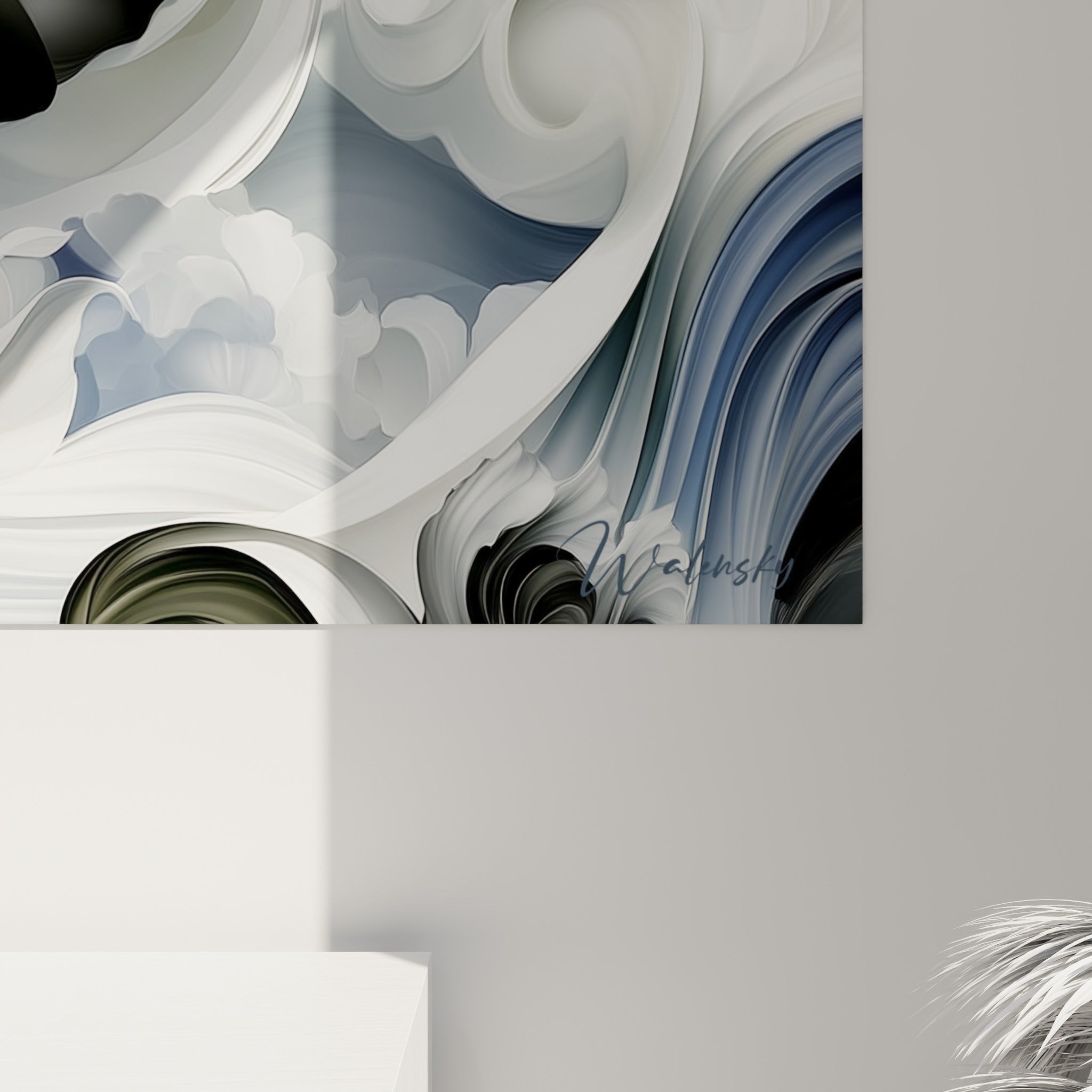 Empâtements graphiques noir et blanc, détail du plumage anthracite du paon sur ce tableau fleur abstrait