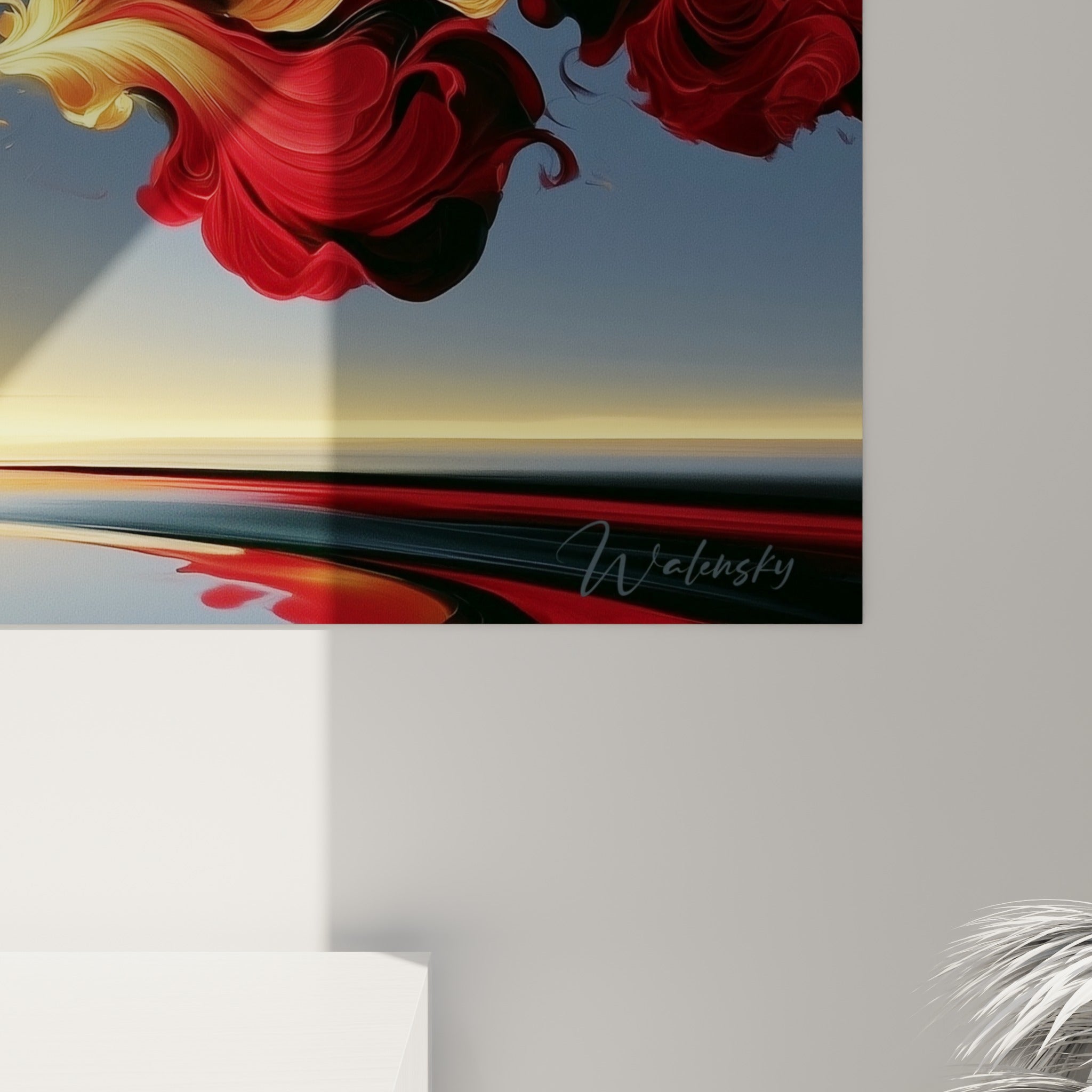 Détail des empâtements dorés et des volutes rouge profond d'une fleur abstraite accrochée au mur