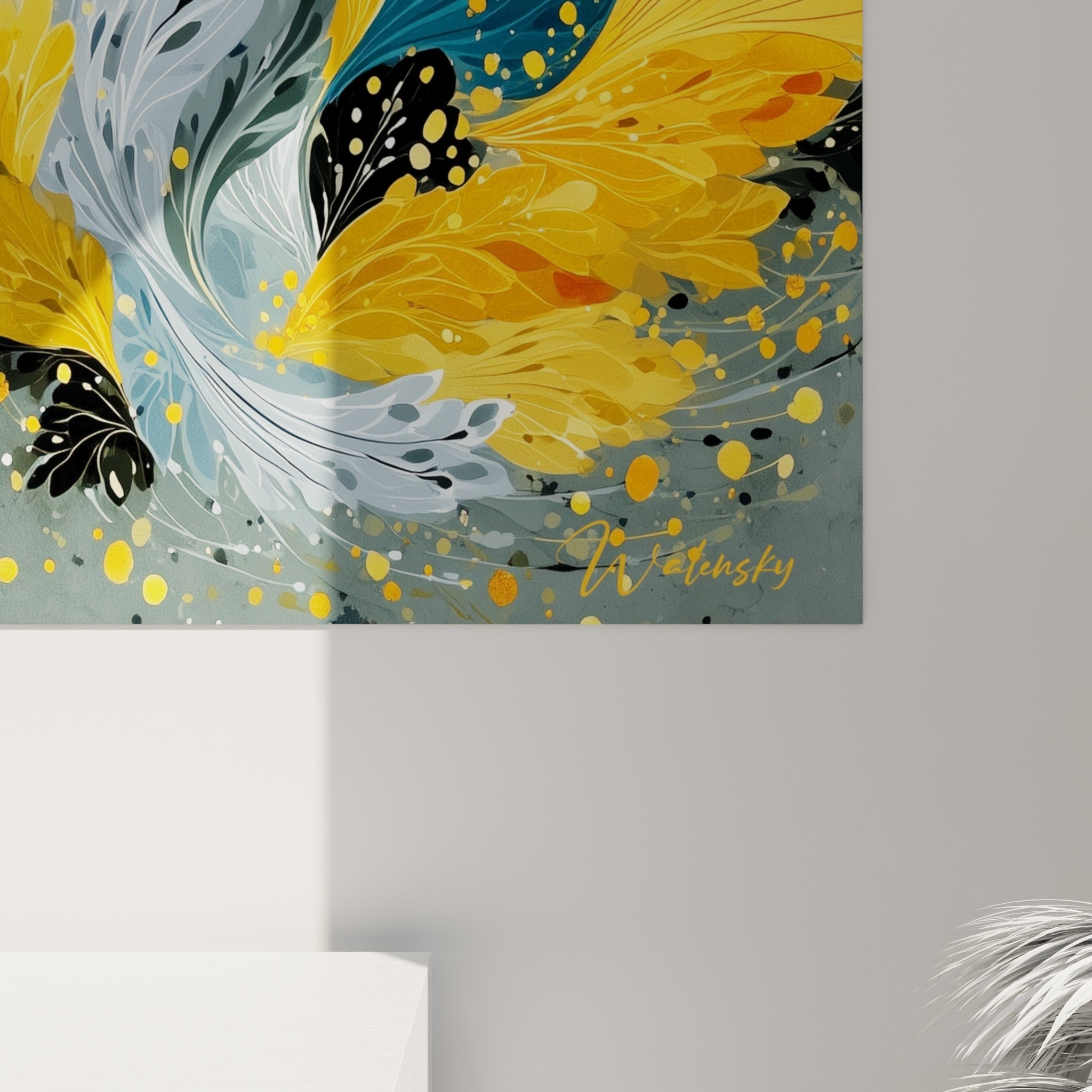 Matière et éclaboussures dorées visibles de près sur ce fleur abstrait aux nuances anthracite et rouge