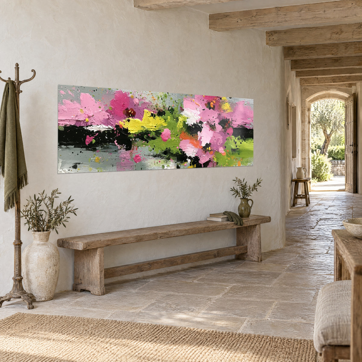 Cuadro ramo de pétalos rosa chicle y amarillo limón en empaste grueso, trazo verde fluido, vista de tres cuartos, banco de madera y arco de piedra