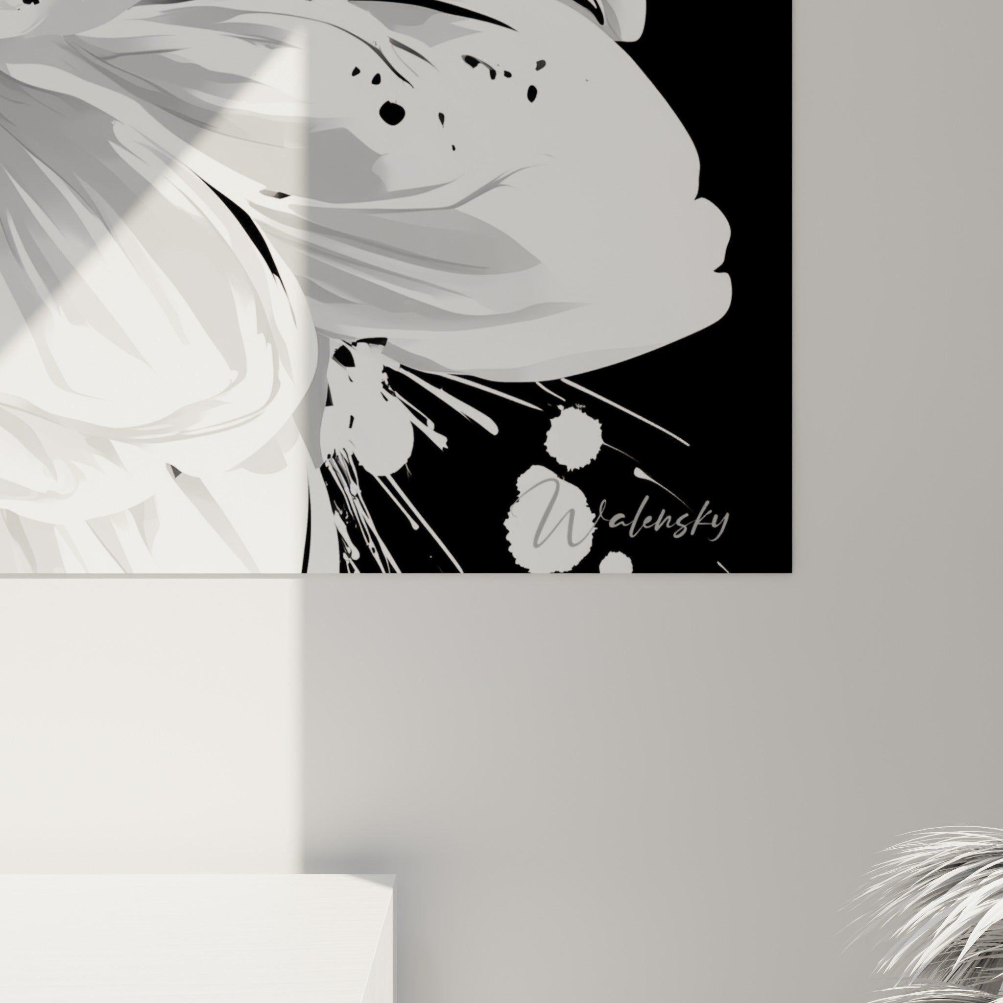 Grain noir et blanc visible, traits fins et coulures blanches sur fond sombre de la fleur abstraite