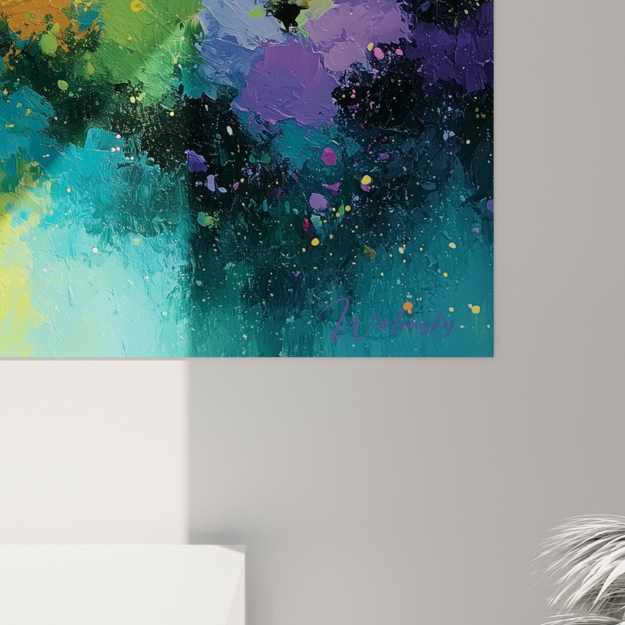 Empâtements jaunes et orangés sur fond turquoise, coulures de peinture visibles en gros plan sur la toile
