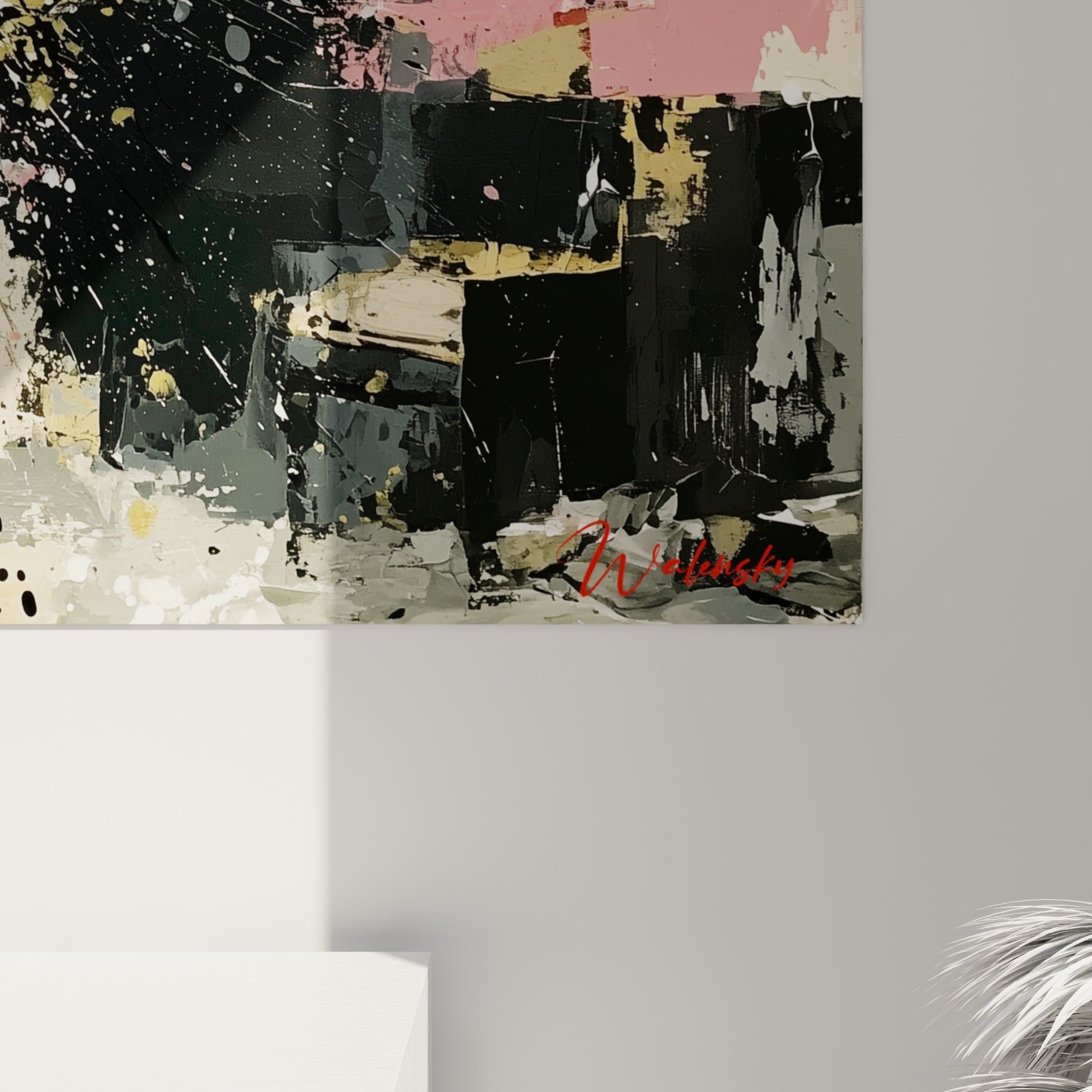 Empâtements blancs et coulures noires se mêlent au rose corail, révélant le grain de la peinture au plus près
