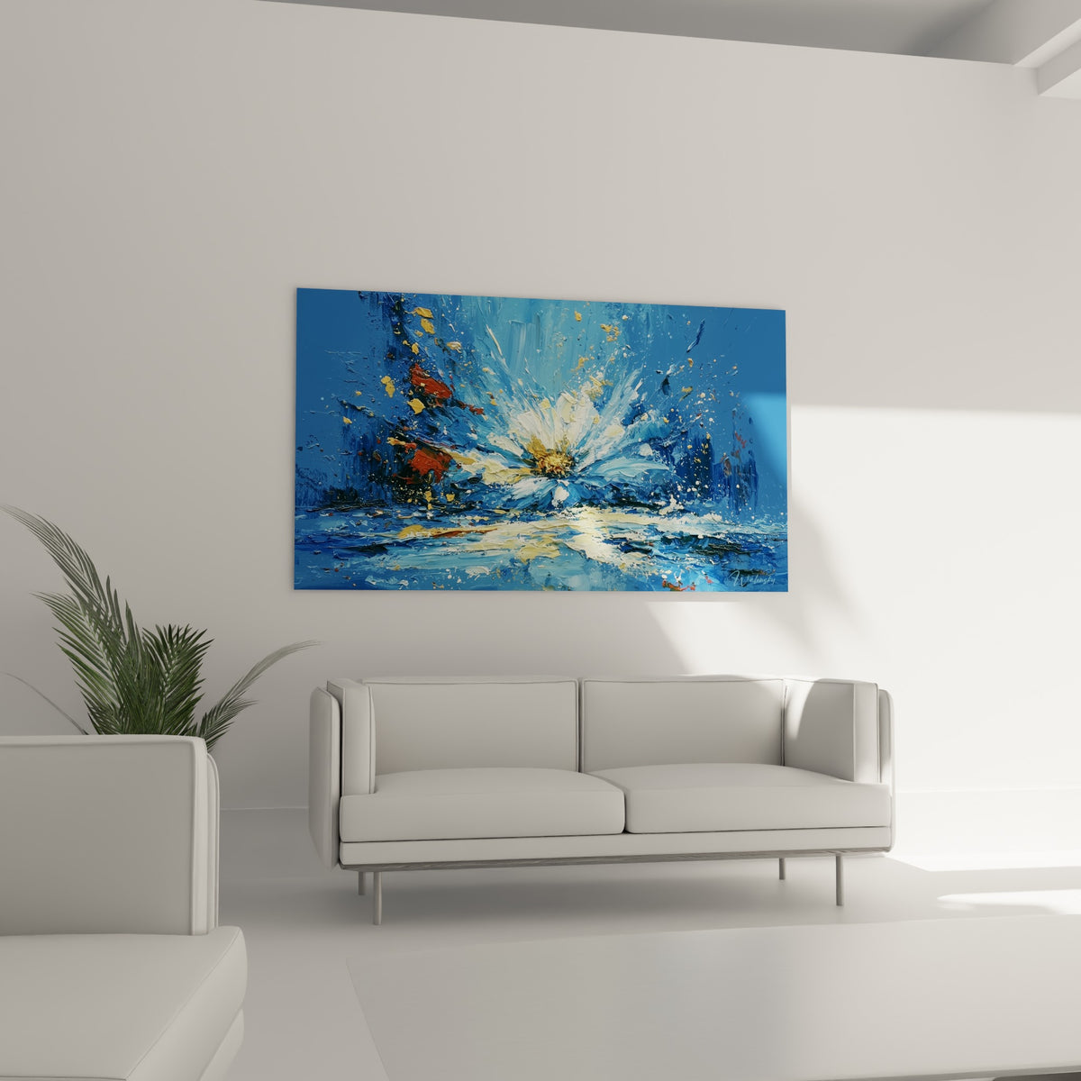 Composition florale bleu marine et jaune doré au-dessus d'un canapé dans un salon lumineux