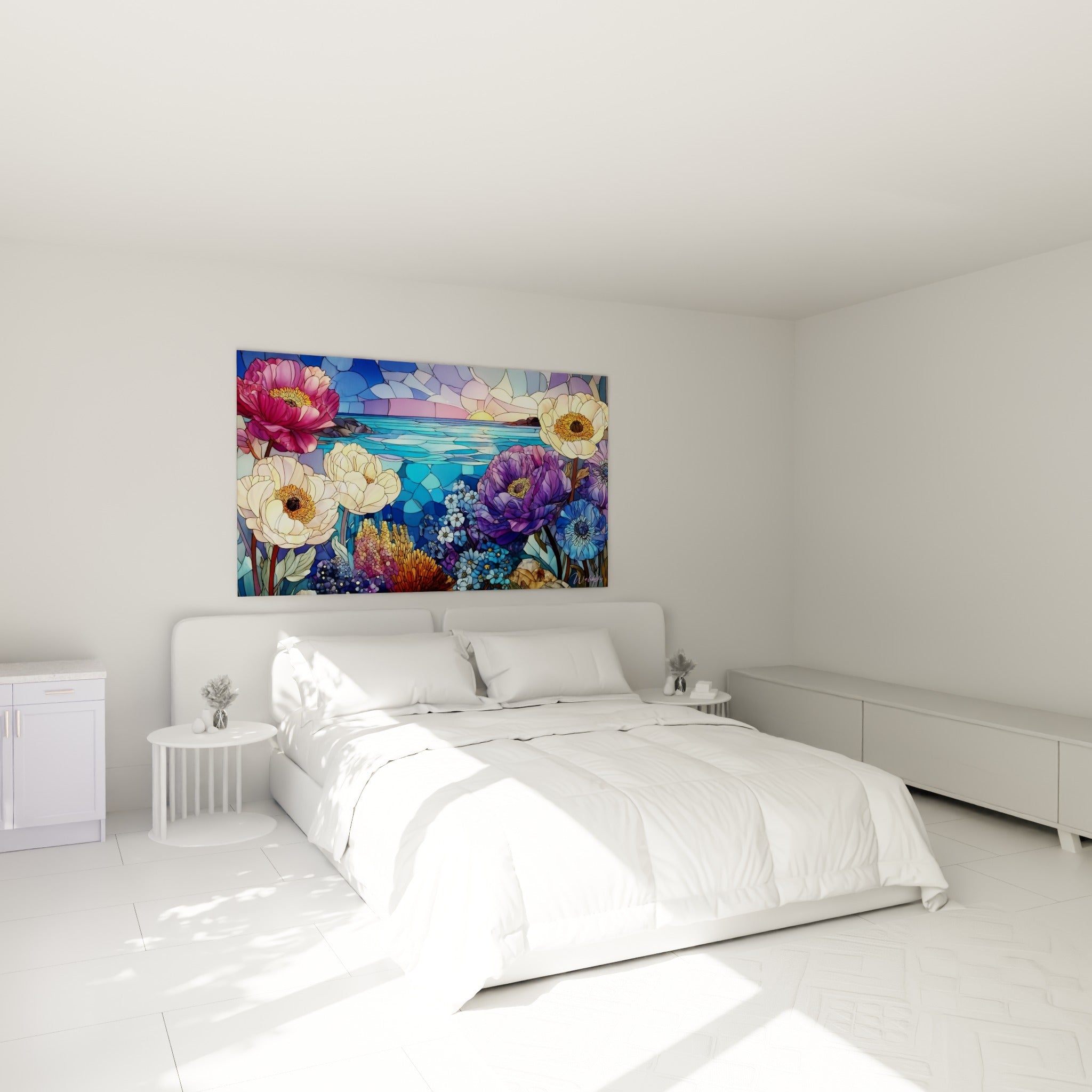 Fleurs bleu marine et corail en mosaïque de vitrail accrochées au-dessus d'un lit dans une chambre claire