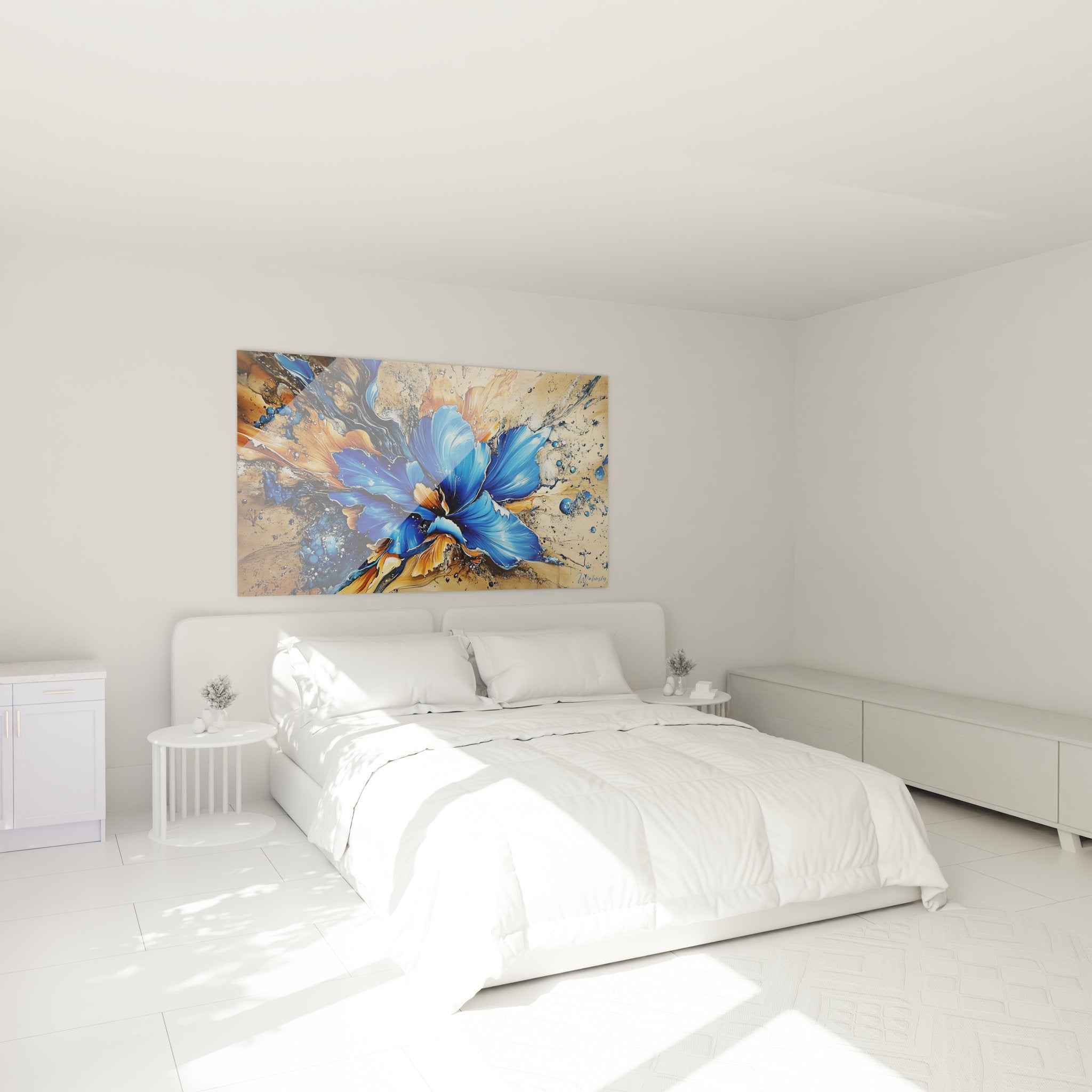 Tableau fleur abstraite bleue décorant une chambre moderne - ambiance artistique contemporaine
