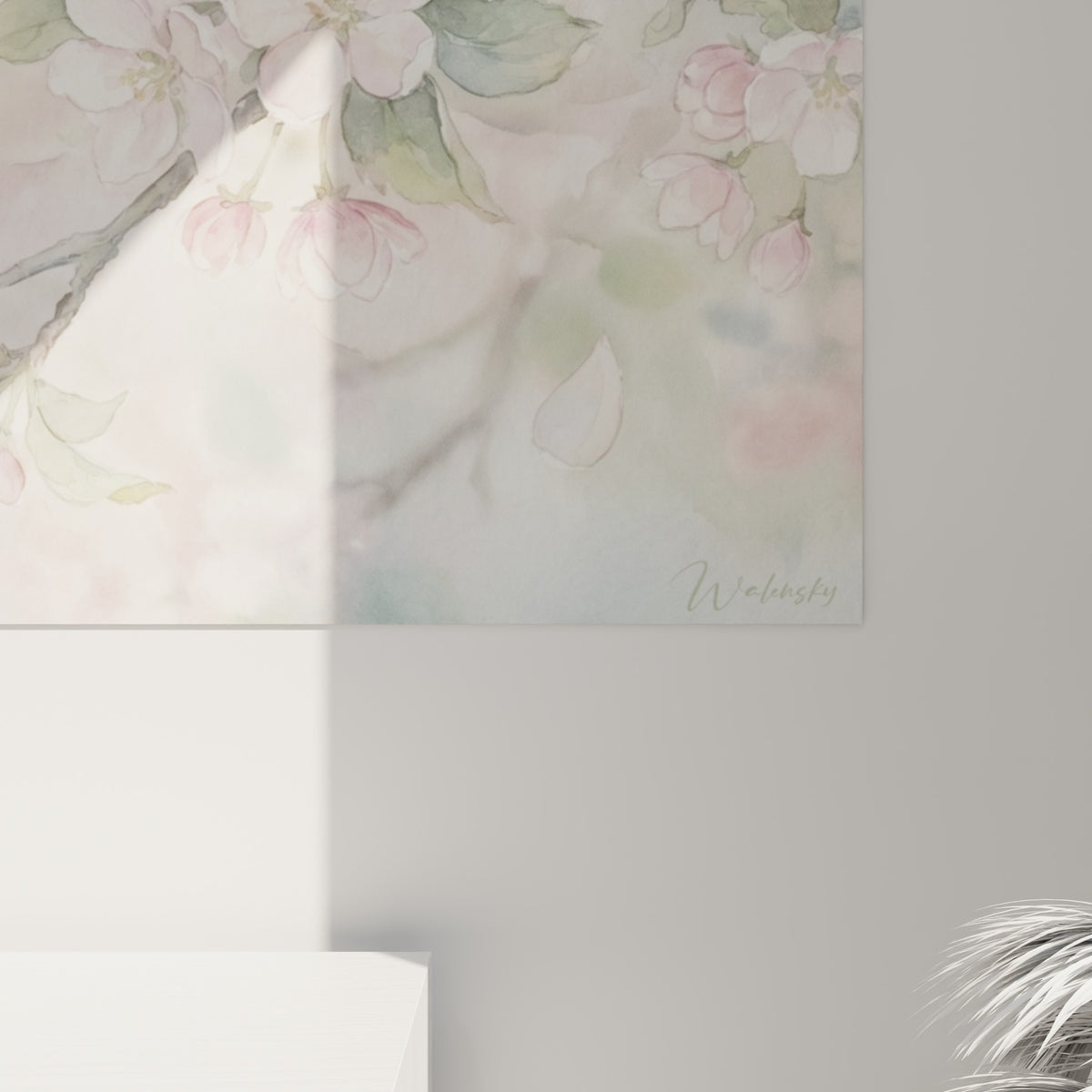 Détail des pétales roses et du feuillage vert tendre laissant voir les fondus délicats de l'aquarelle