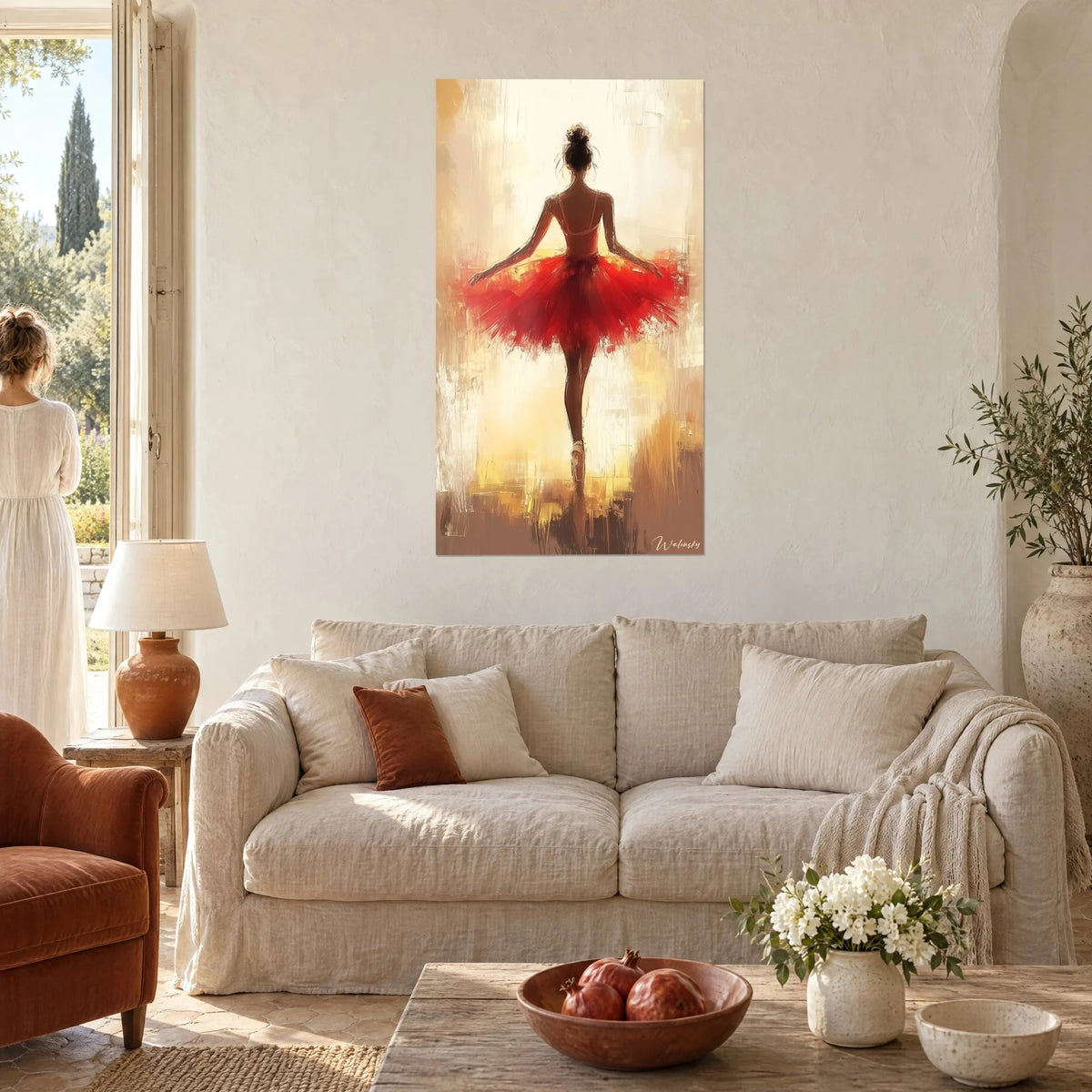 Gemälde Ballerina von hinten im zinnoberroten Tutu vor cremefarbenem und goldenem Hintergrund, eine Frau davor, oberhalb eines Sofas in einem hellen Wohnzimmer