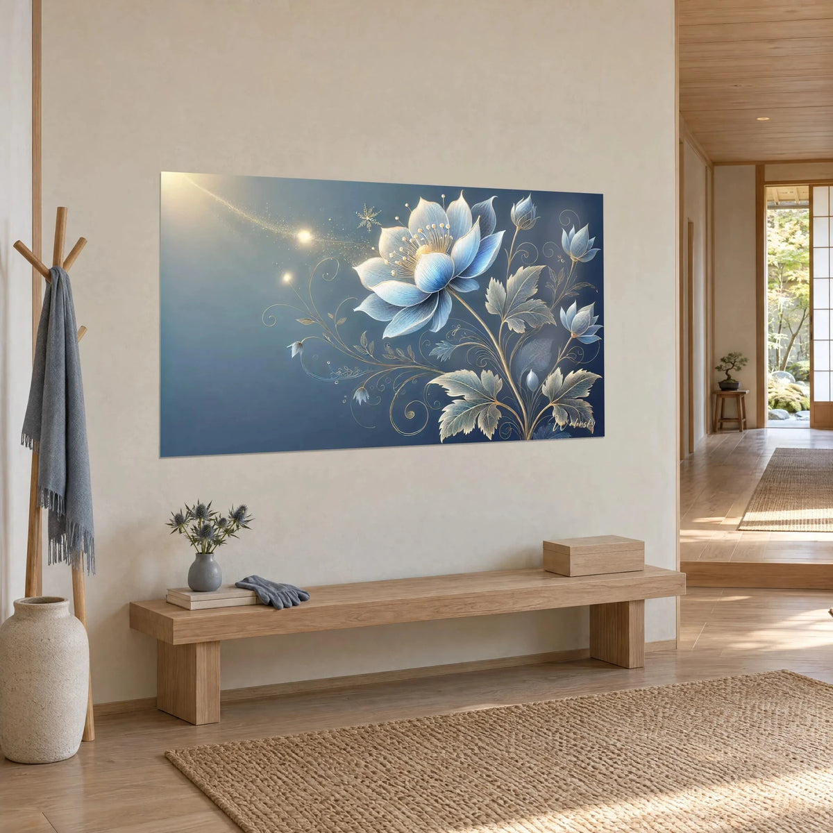Gemälde Lichtblume mit goldenen Staubgefäßen, himmelblau und nachtblau, Ansicht von schräg vorn in einem Flur mit hellem Holz