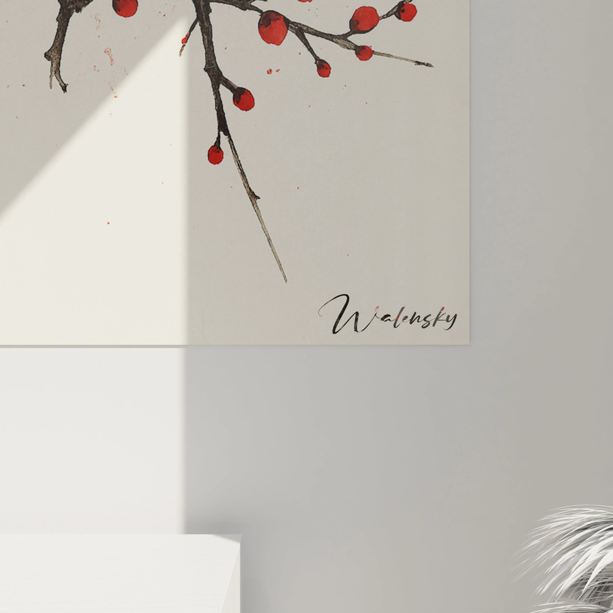 Un tableau japon minimaliste présentant des fleurs de cerisier rouge écarlate sur une branche courbée noire expressive, avec des bourgeons et des éclaboussures subtiles sur fond beige, créant une composition asymétrique équilibrée.