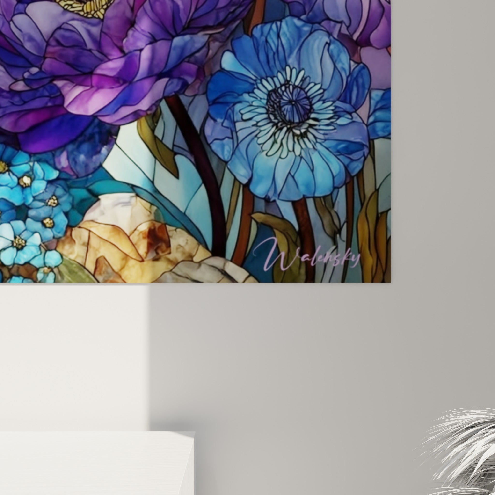Détail du vitrail floral montrant les traits noirs graphiques séparant le bleu turquoise et le rose poudré