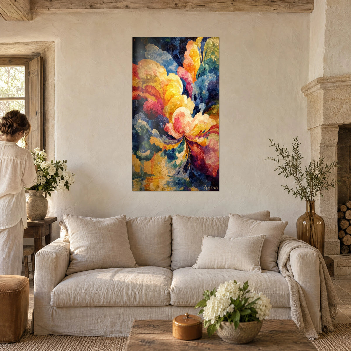 Gemälde blühende Blume in gelb-goldenen und korallenrosa pointillistischen Tupfen, Frau von hinten, über einem Sofa in einem hellen Wohnzimmer
