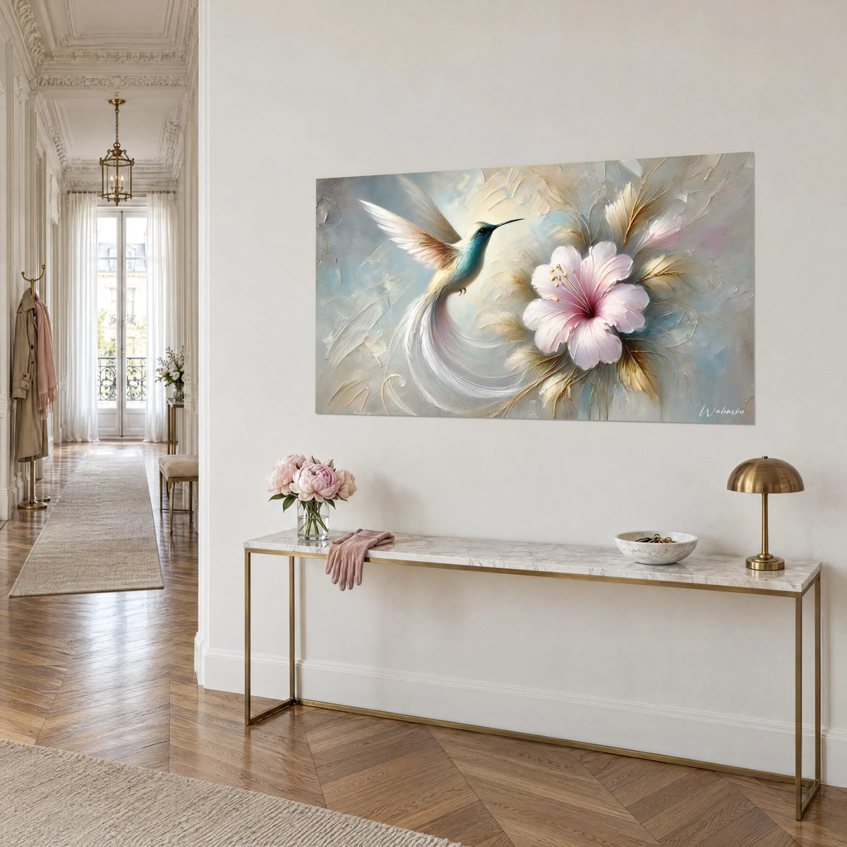 Gemälde mit Kolibri mit langem weißem Schweif, der eine große rosa Blüte umschwirrt, graublauer Hintergrund, auf einer goldenen Konsole im Haussmann-Stil