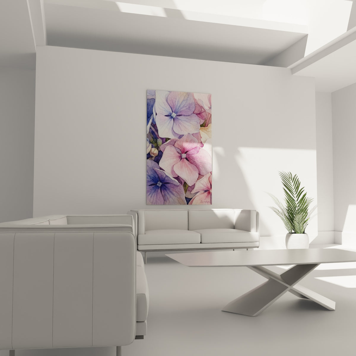 Fleurs d'hortensia mauve et rose accrochées au-dessus d'un canapé dans un salon lumineux