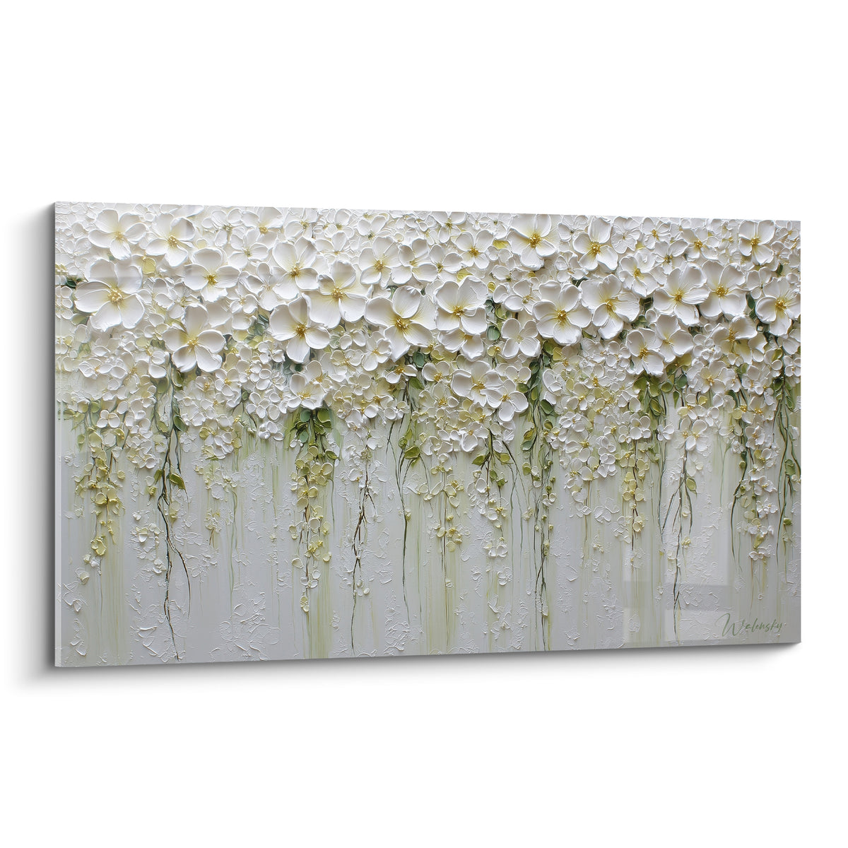 Fleurs blanches en relief et feuillage vert sauge tombant sur fond gris texturé
