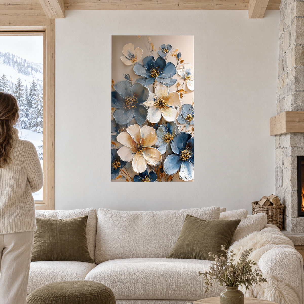 Gemälde mit Anemonen in Schiefergrau und Cremeweiß mit goldenen Staubgefäßen, über einem Sofa in einem hellen Wohnzimmer