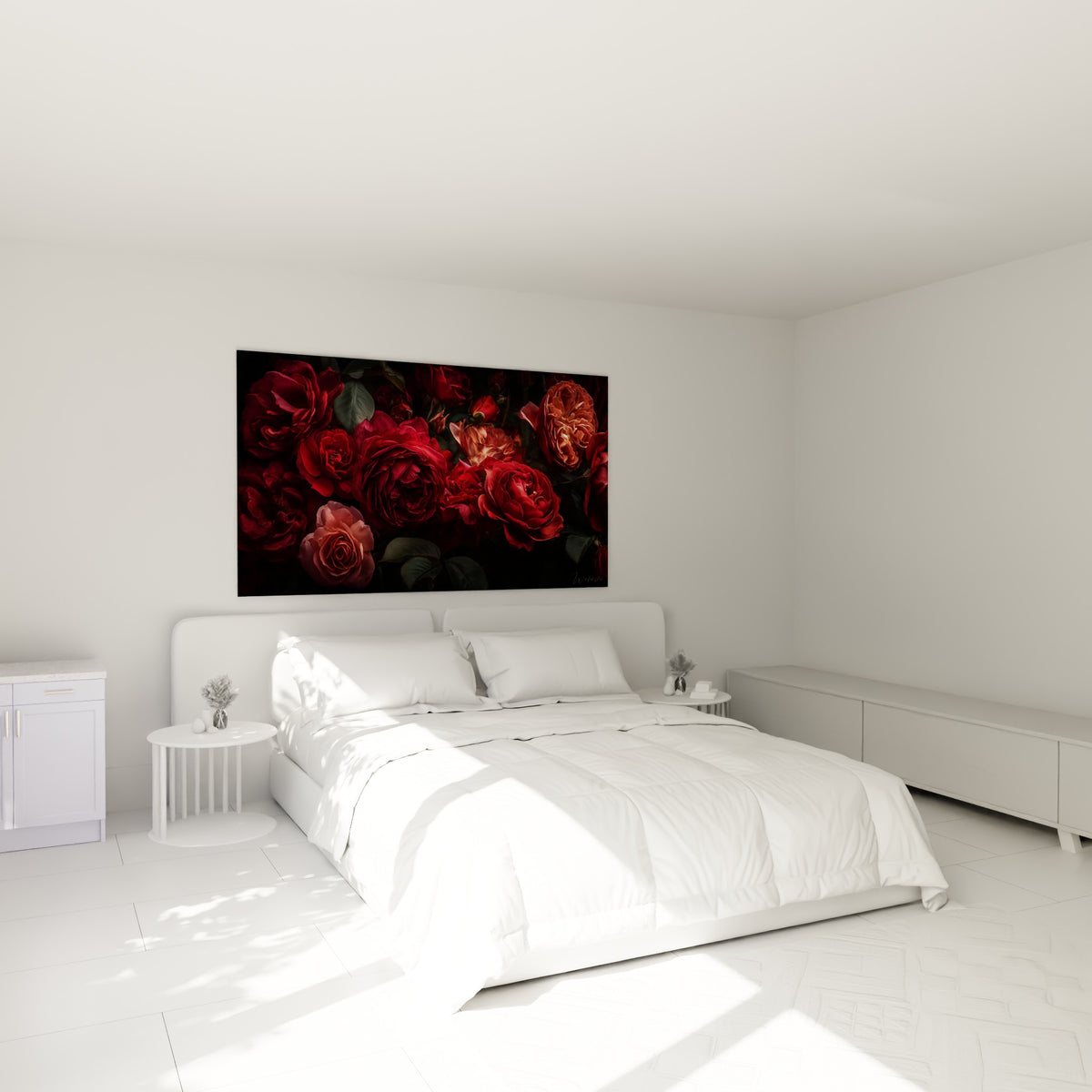 Bouquet de roses rouge profond et pêche lumineux accroché au-dessus d'un lit dans une chambre claire