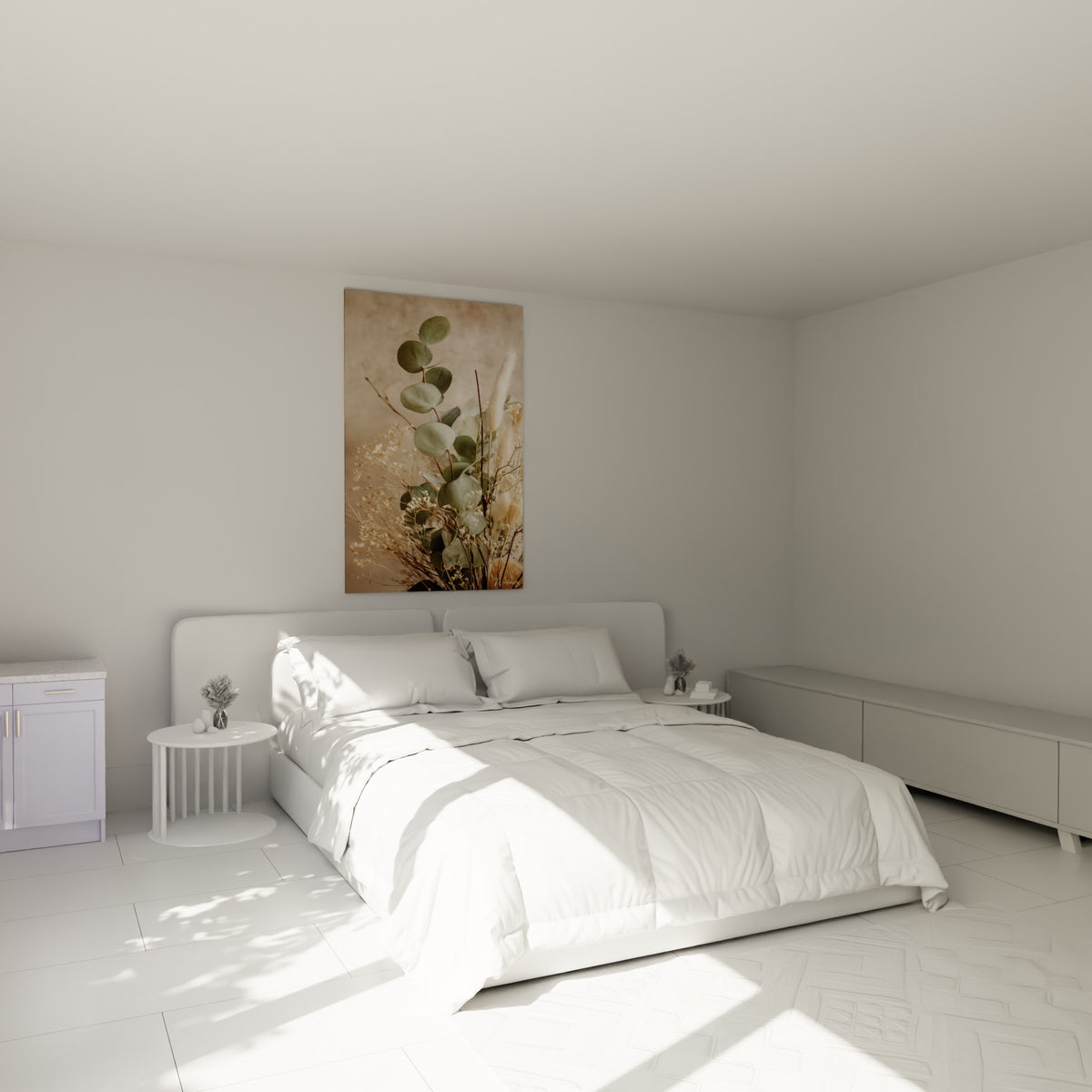 Feuilles vert sauge et épis beige crème d'eucalyptus au-dessus d'un lit dans une chambre claire