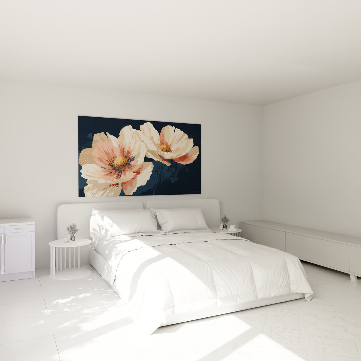 Fleurs de coquelicot roses et crème dominant le mur, au-dessus d'un lit dans une chambre claire