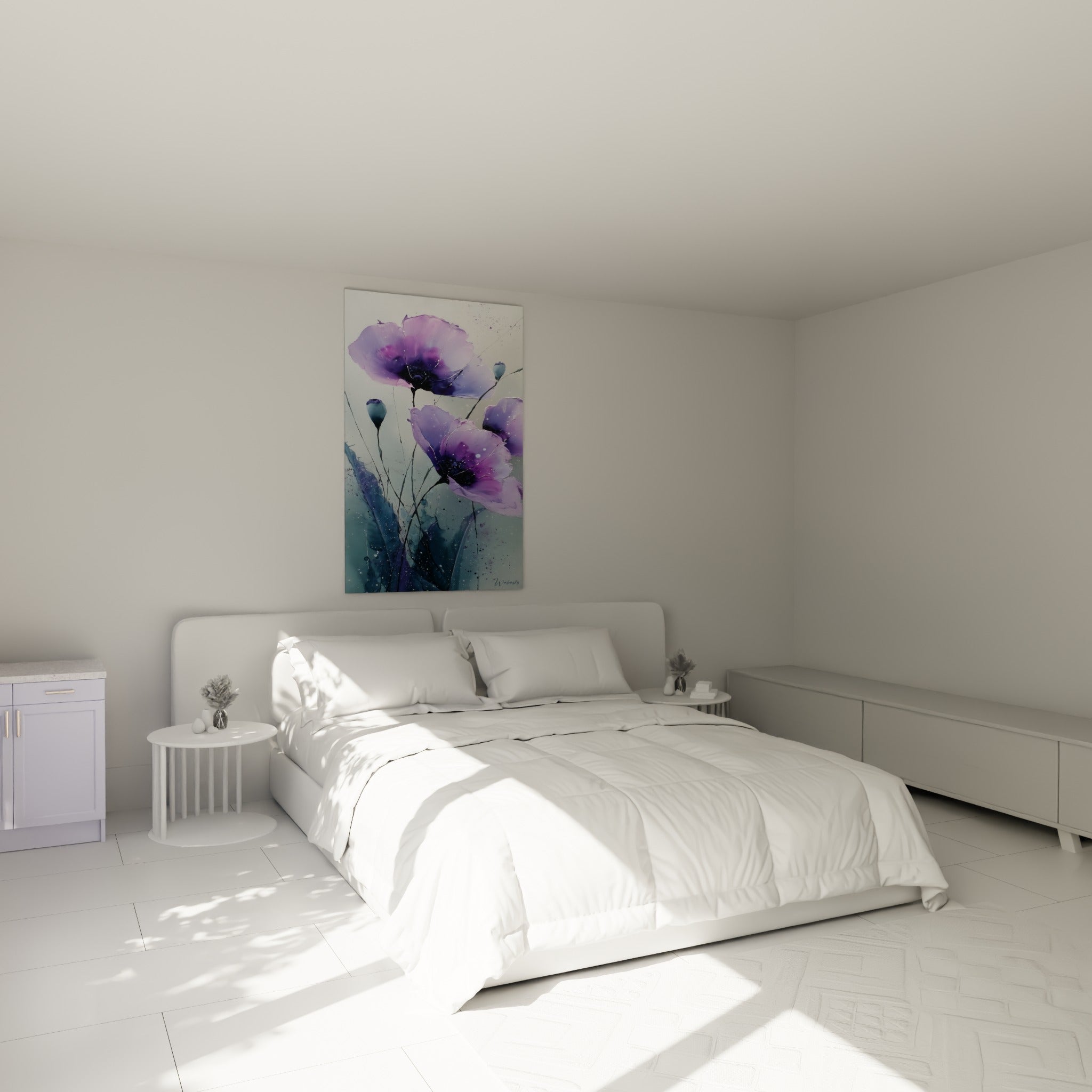 Fleurs violettes et bleu ardoise en aquarelle, accrochées au-dessus d'un lit dans une chambre claire