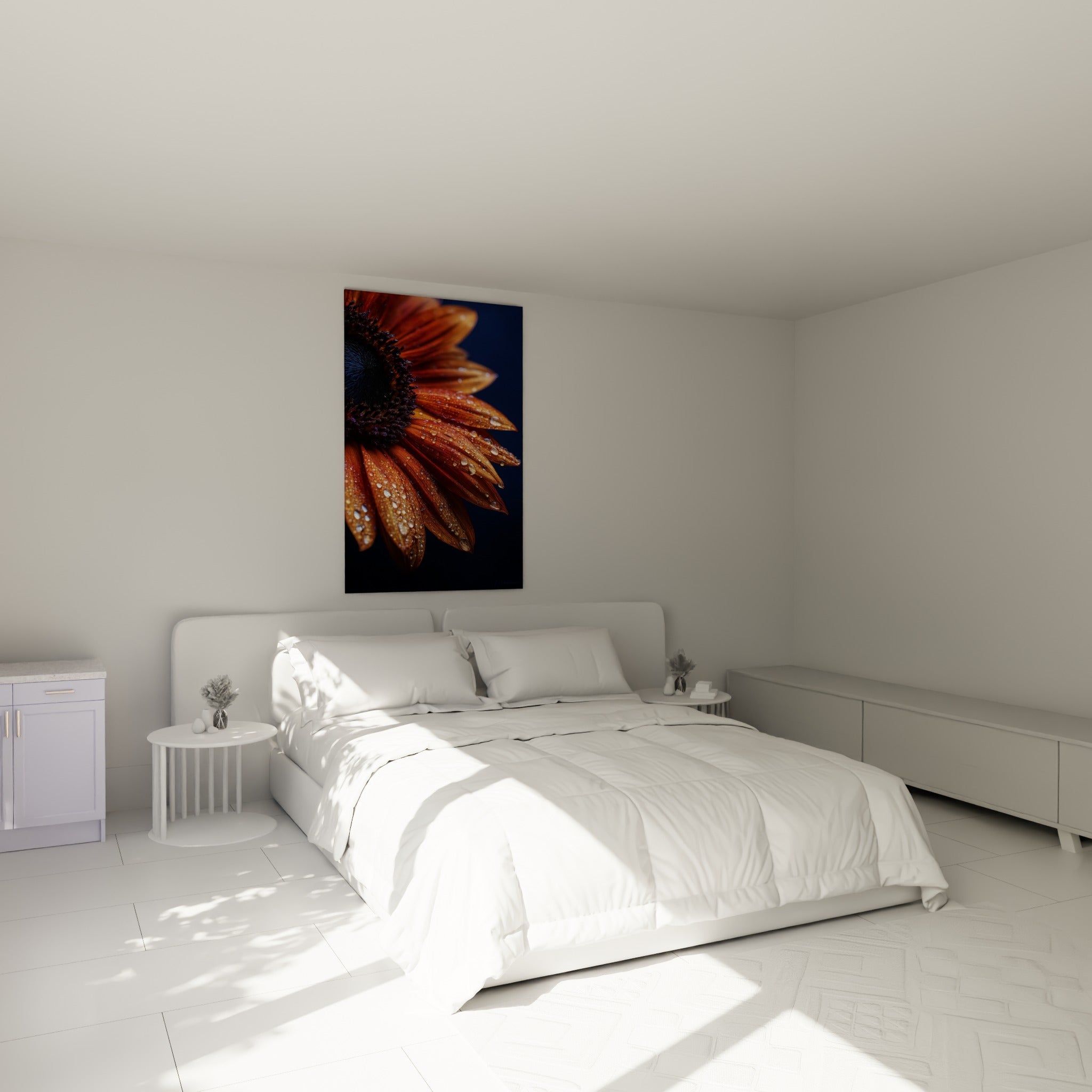 Fleur nature aux teintes ambrées et gouttes scintillantes, accrochée au-dessus d'un lit dans une chambre claire