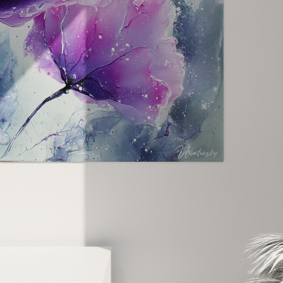 Détail des coulures violettes et éclaboussures blanches sur les pétales du coquelicot, matière aquarelle texturée