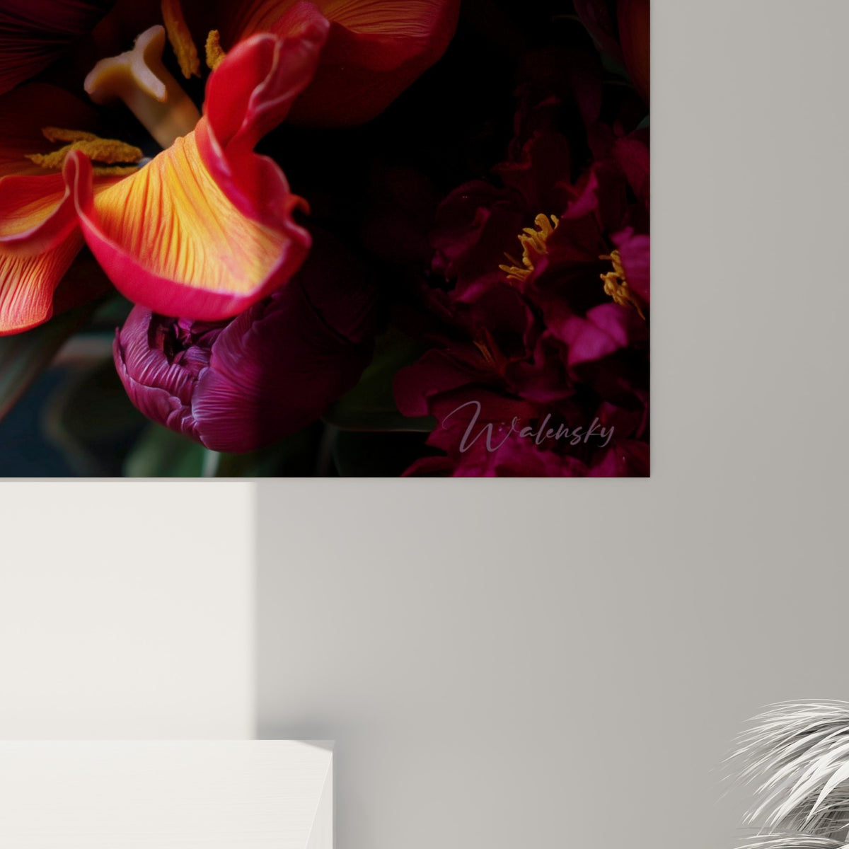 Détail des pétales veloutés violets et striures orangées révélant le grain et les reflets satinés de l'impression