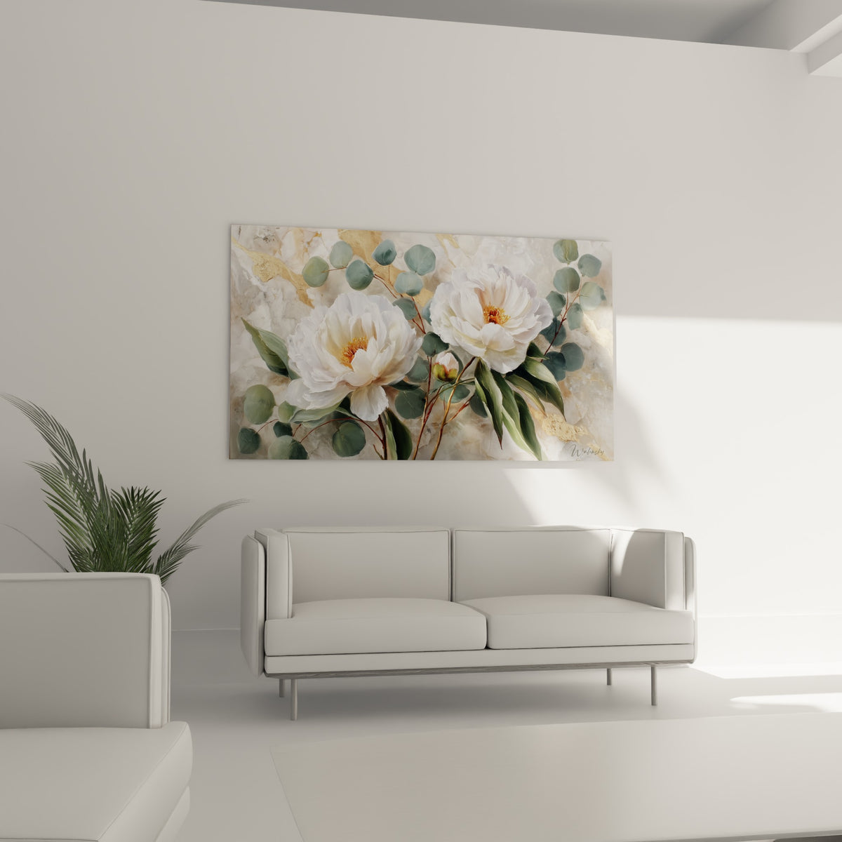 Fleurs blanches et branches d'eucalyptus sur fond doré, suspendues au-dessus d'un canapé dans un salon lumineux