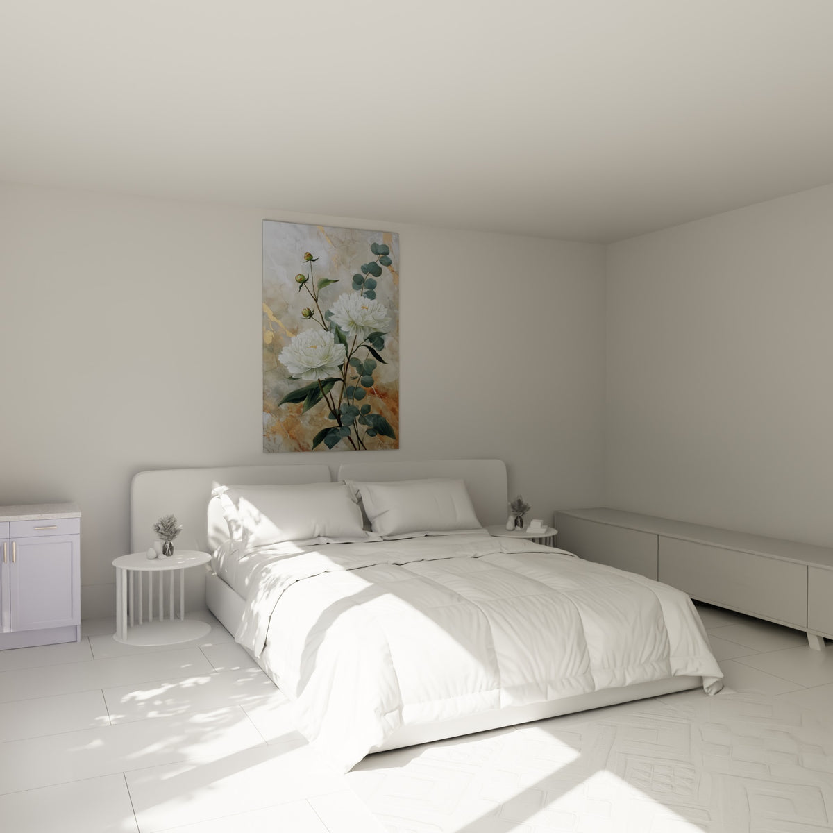 Bouquet de pivoines blanches et feuillage vert sur marbre doré, au-dessus d'un lit dans une chambre claire