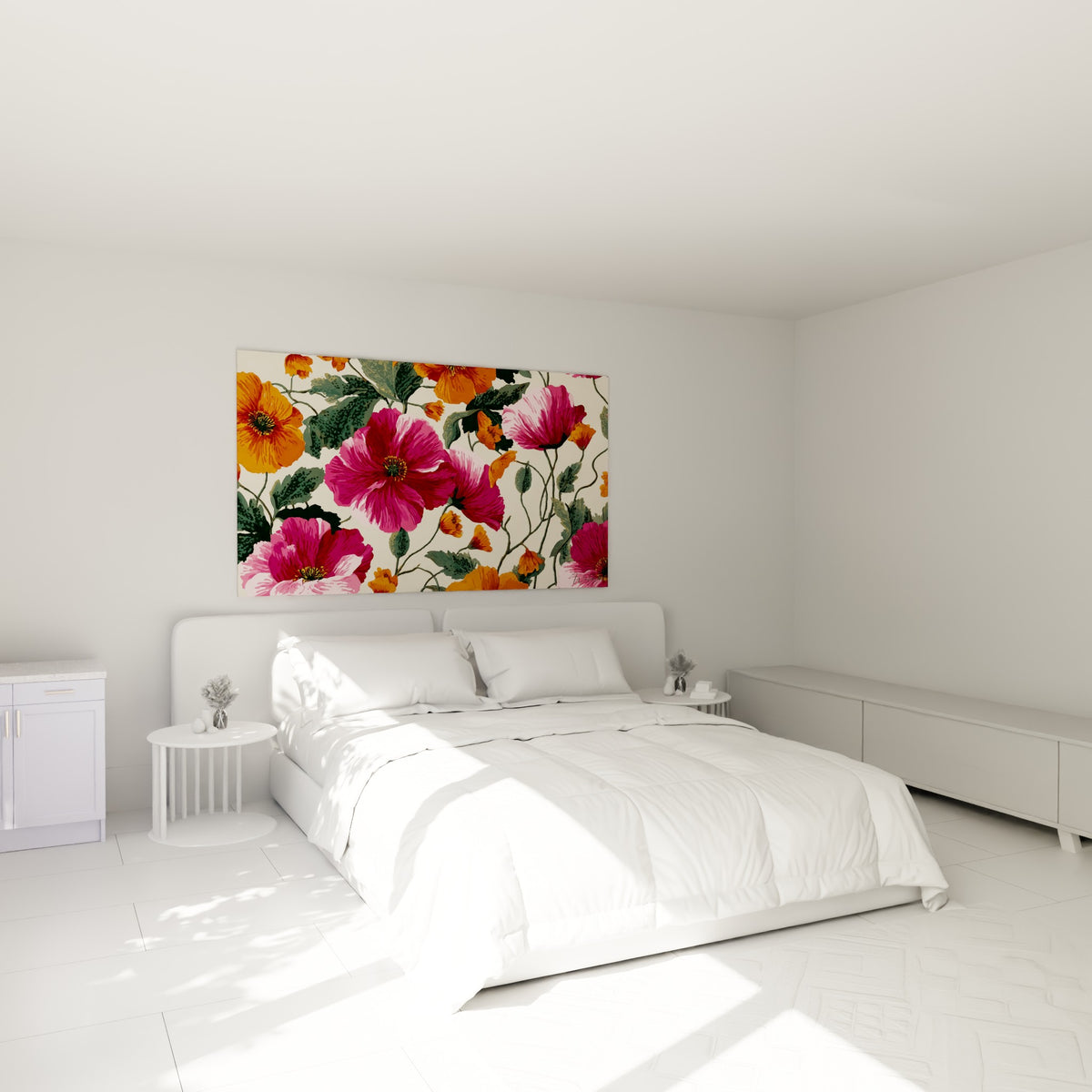 Fleurs fuchsia et orangé safran peintes en grand format, accrochées au-dessus d'un lit dans une chambre claire
