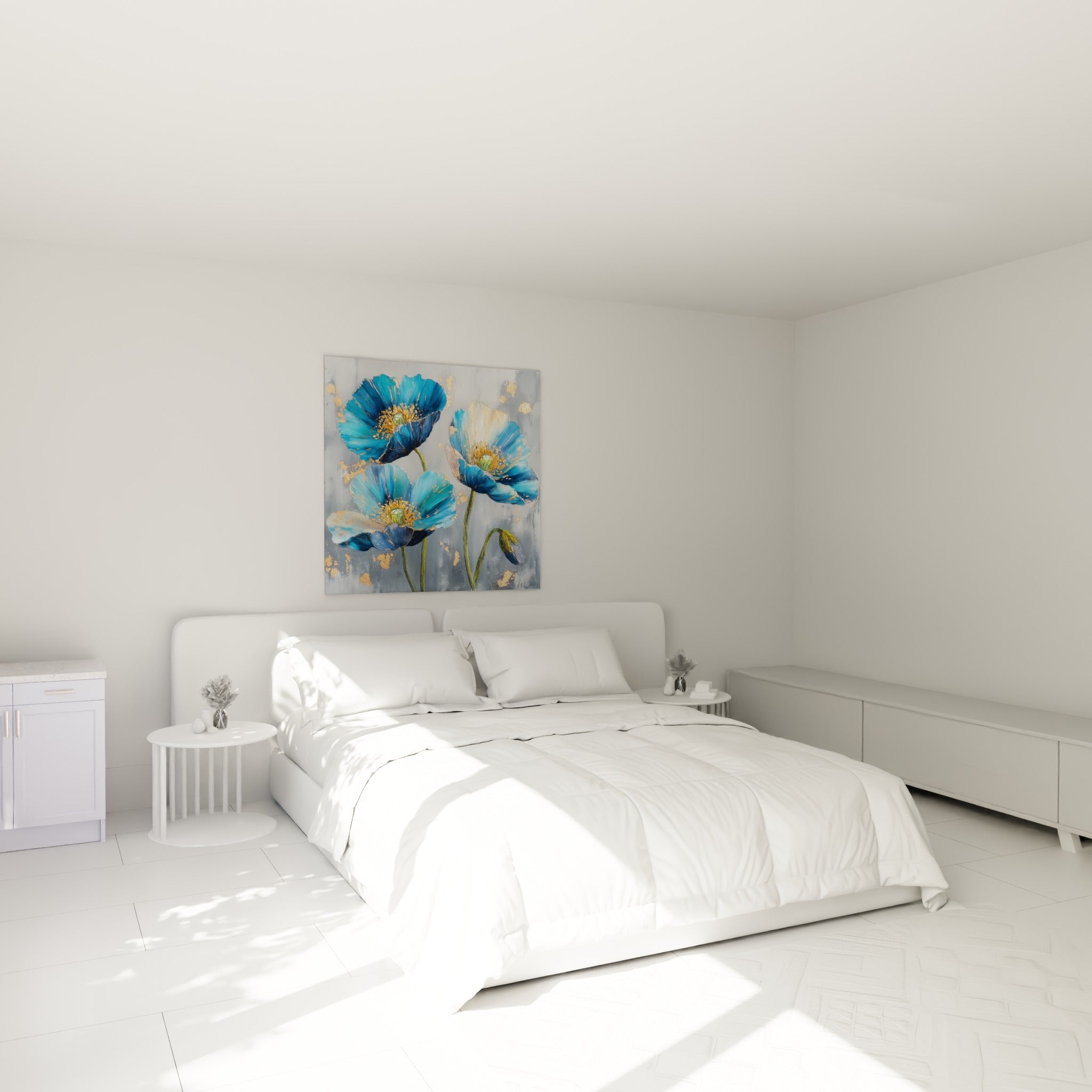 Fleurs bleues et dorées peintes avec relief, accrochées au-dessus d'un lit dans une chambre claire