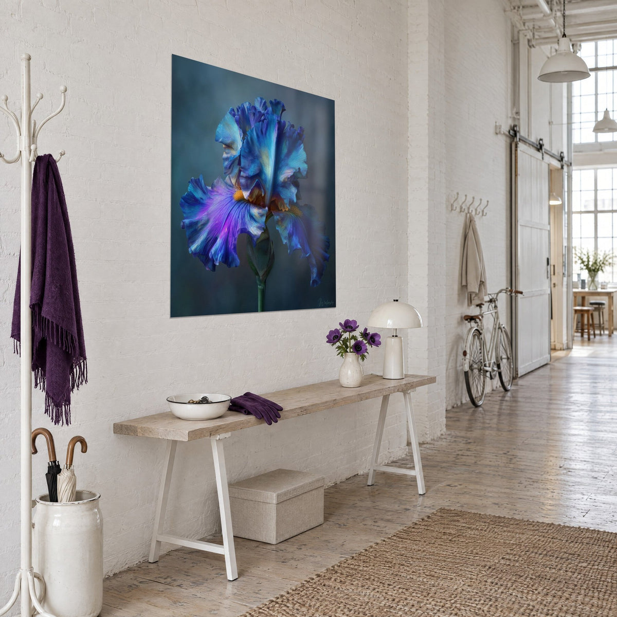 Gemälde Irisblüte in Nahaufnahme, azurblaue Blütenblätter mit violetten Rändern auf dunklem Hintergrund, Dreiviertelansicht, Künstlerloft