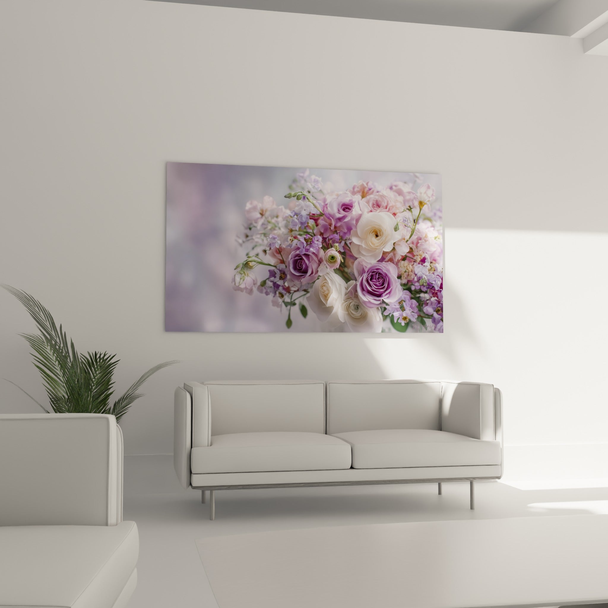 Composition florale fleur nature lilas et ivoire, disposée au-dessus d'un canapé dans un salon lumineux