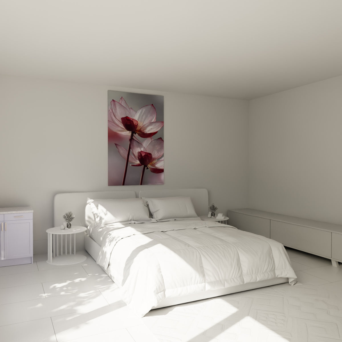 Fleurs de lotus roses et bordeaux traversées de lumière, accrochées au-dessus d'un lit dans une chambre claire